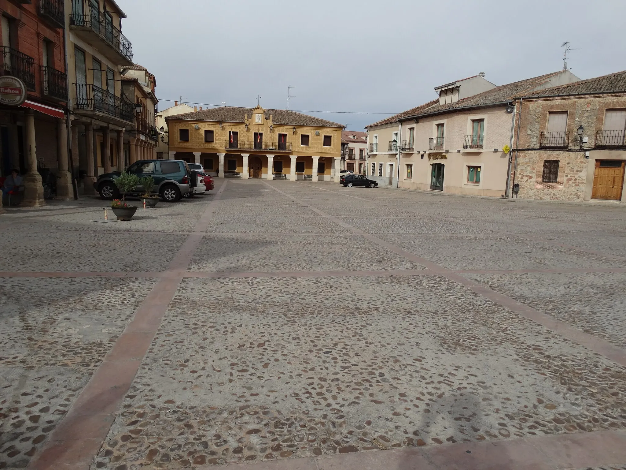 Photo showing: Fuentepelayo en la provincia de Segovia (España). Plaza Mayor con el Ayuntamiento al fondo.