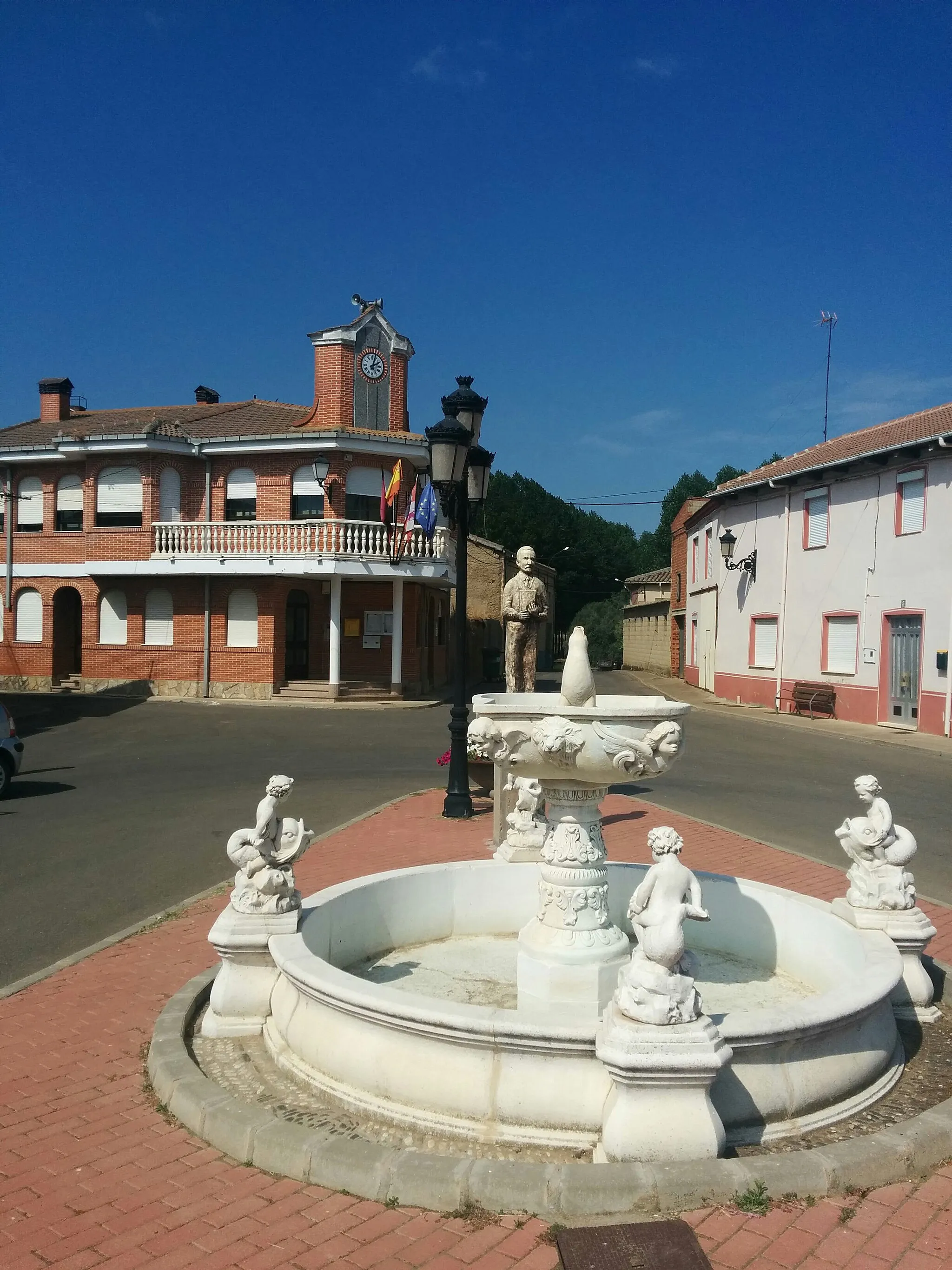 Photo showing: Plaza en Cebrones del Río con monumento al poeta José Mayo, nacido en la misma localidad.
