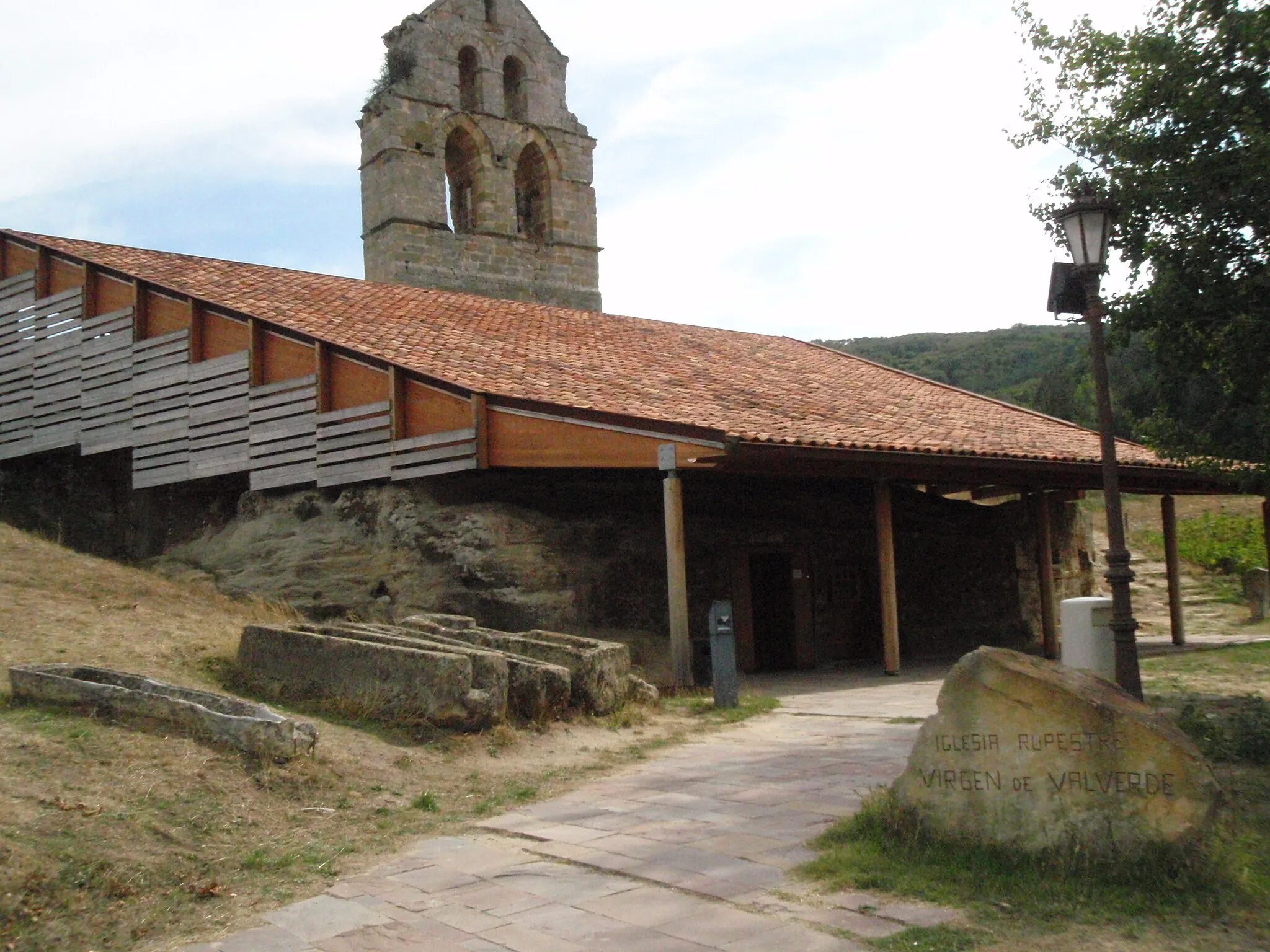 Photo showing: exterior de la Ermita Rupestre Virgen de Valverde, en Valderredible, Cantabria. La ermita está labrada en la roca.