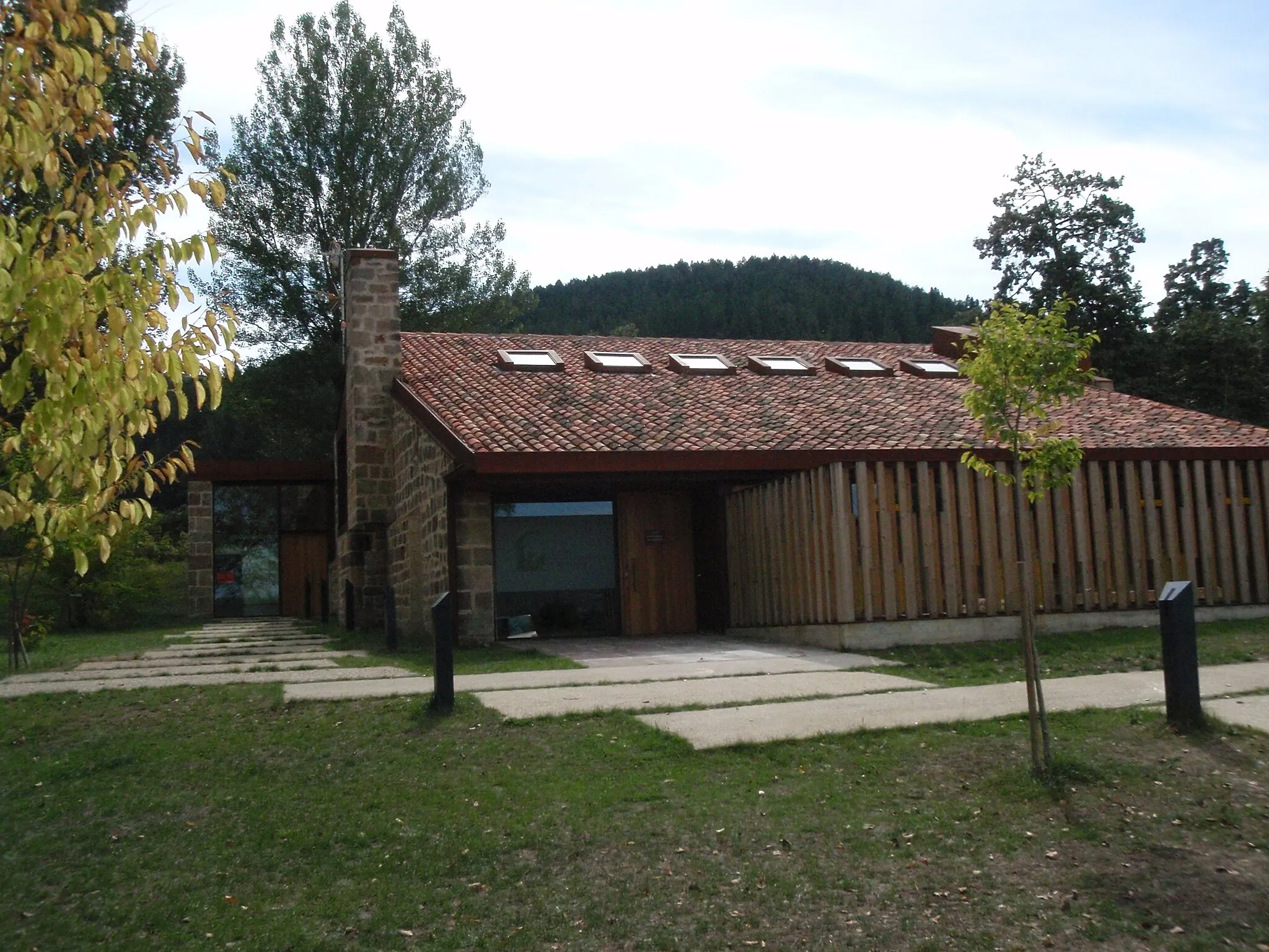 Photo showing: Vista del exterior del Centro de Interpretación del Rupestre en Valderredible, Santa María de Valverde (Cantabria)