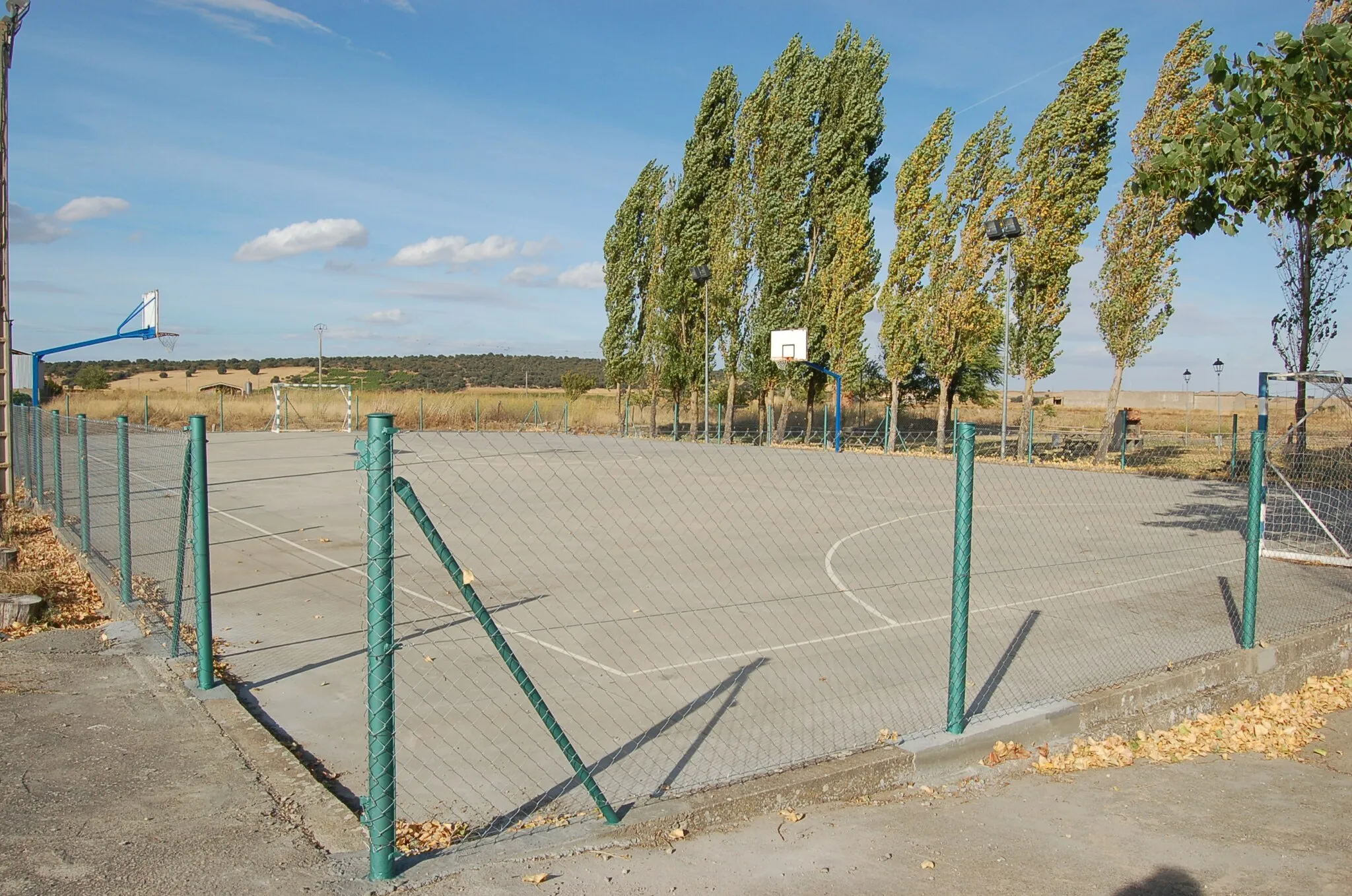 Photo showing: Campo de deportes xunto ao colexio de Perilla de Castro