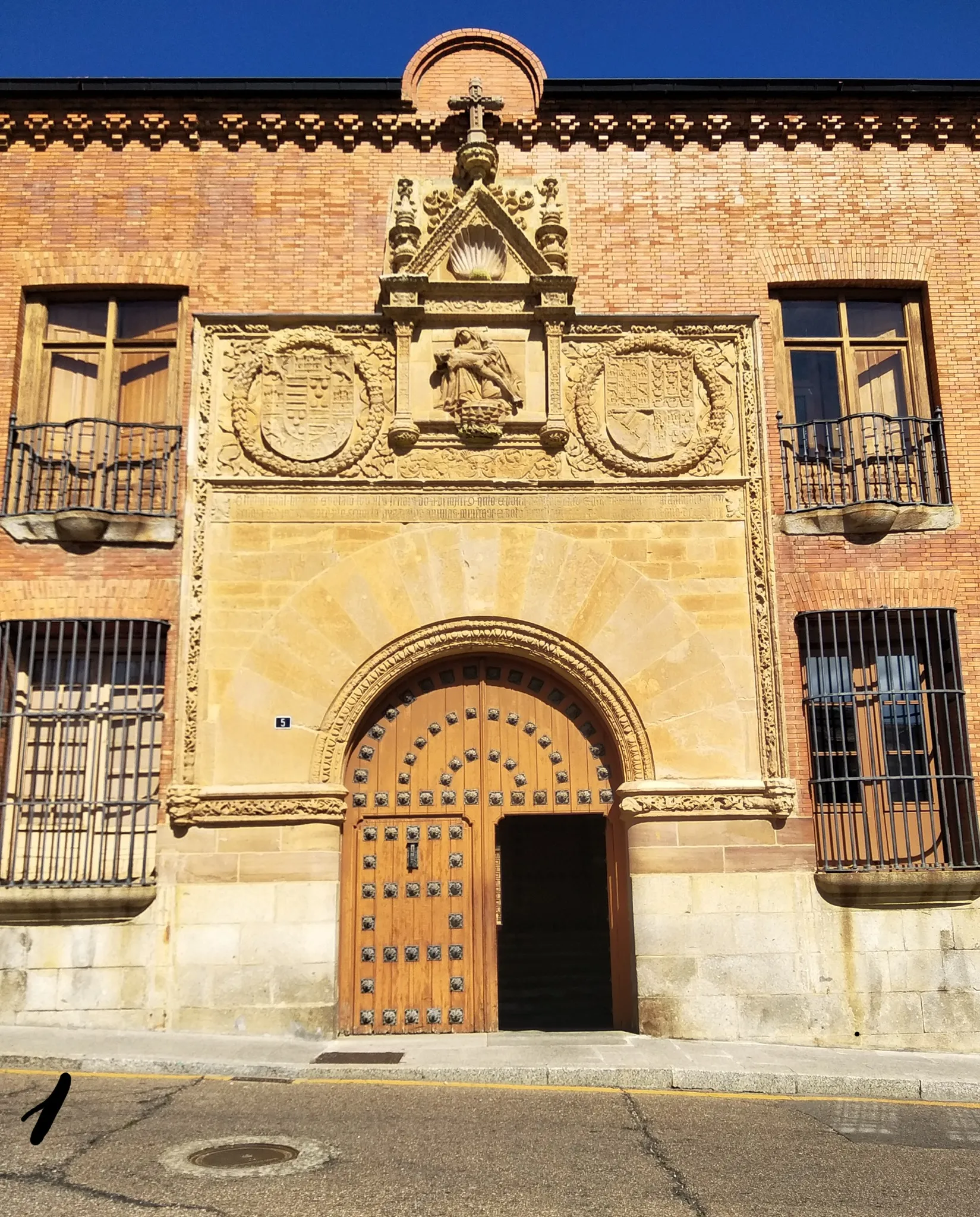 Photo showing: Fachada renacentista del Hospital de La Piedad en Benavente (Zamora), antiguo hospital de peregrinos.