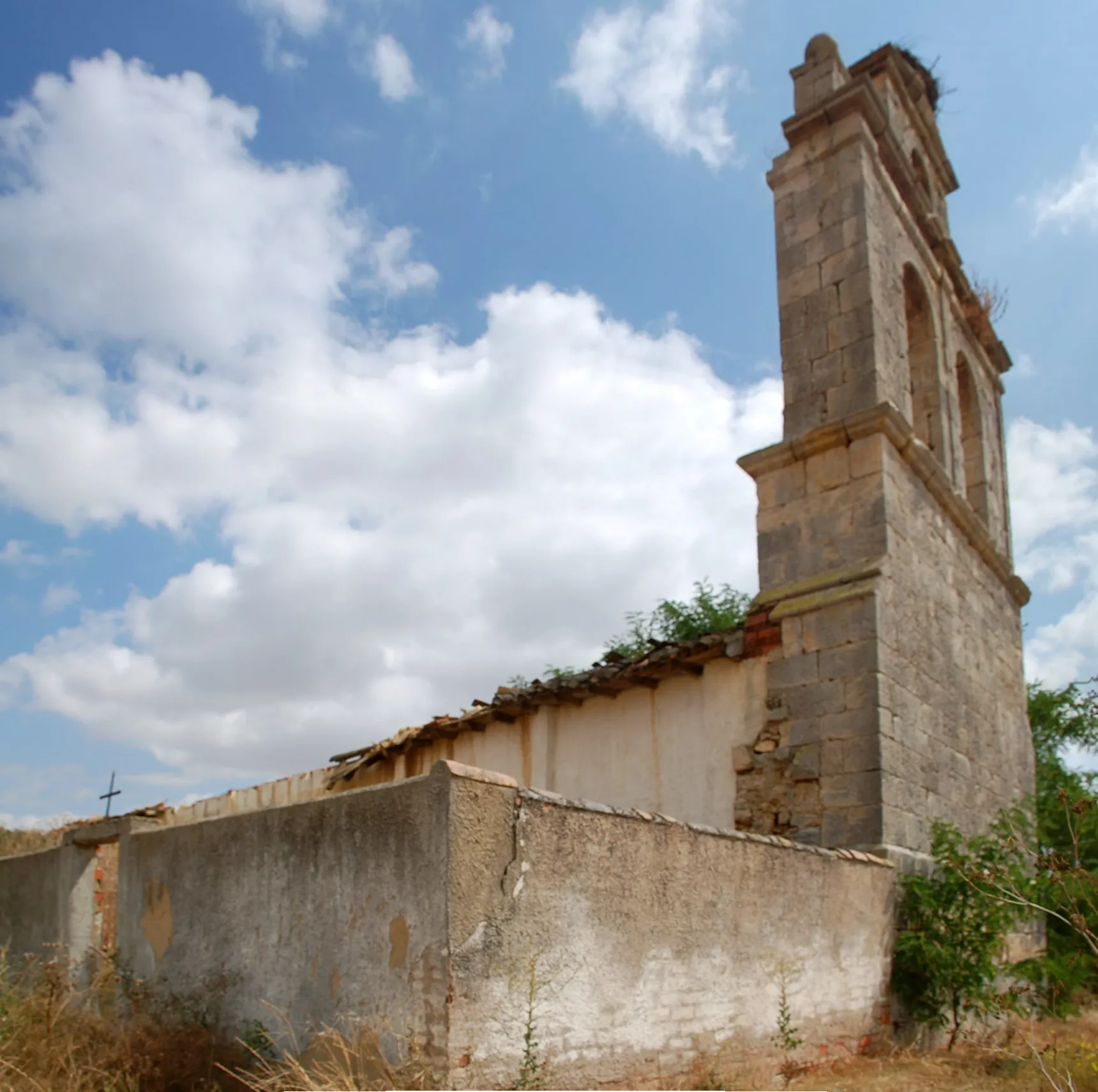 Photo showing: Antigua iglesia parroquial de Nuestra Señora de las Nieves. En el pueblo de Villafruela, dentro del término de Perales (Palencia, Castilla-León). Datada entre los siglos XVII-XVIII. Vista de la Torre-campanario y cementerio.