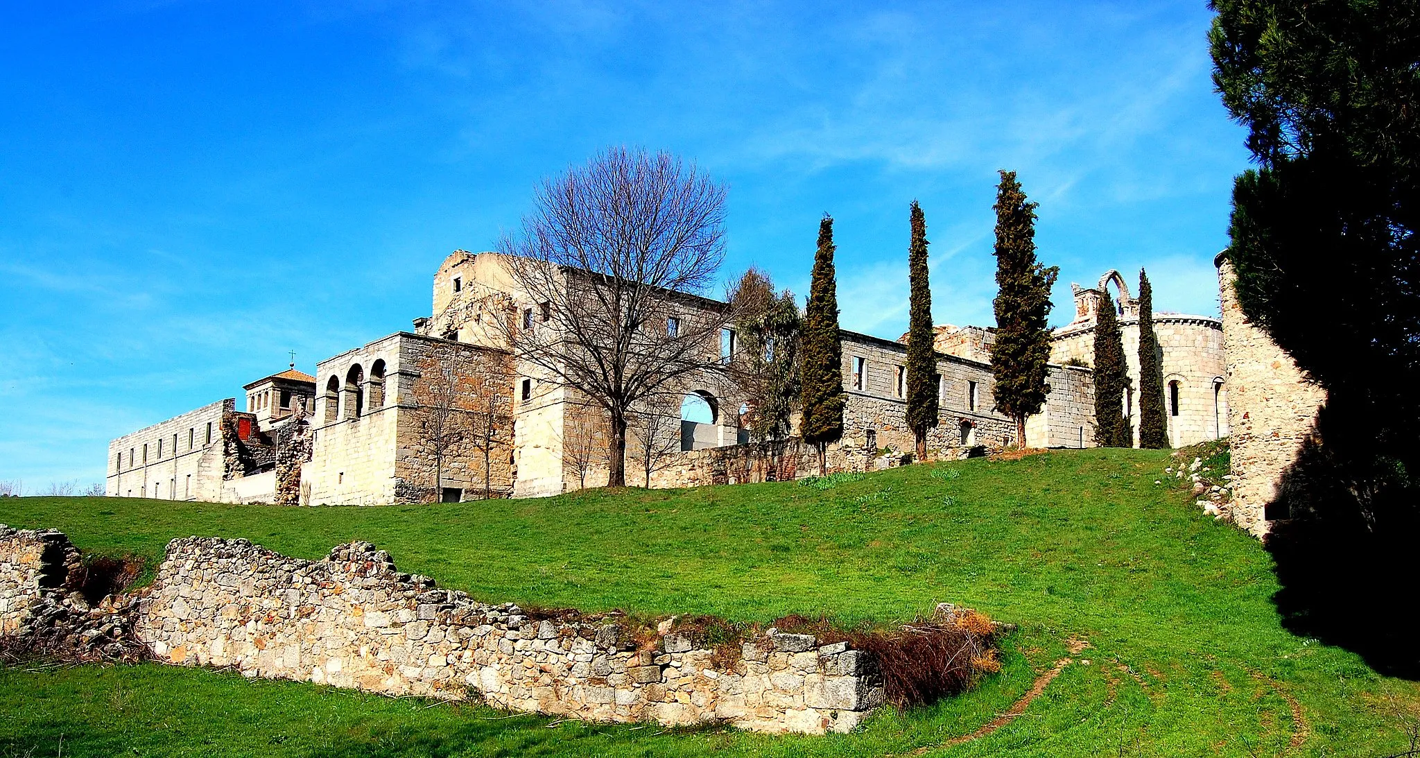 Photo showing: Ruins of the 12th Century monastery.