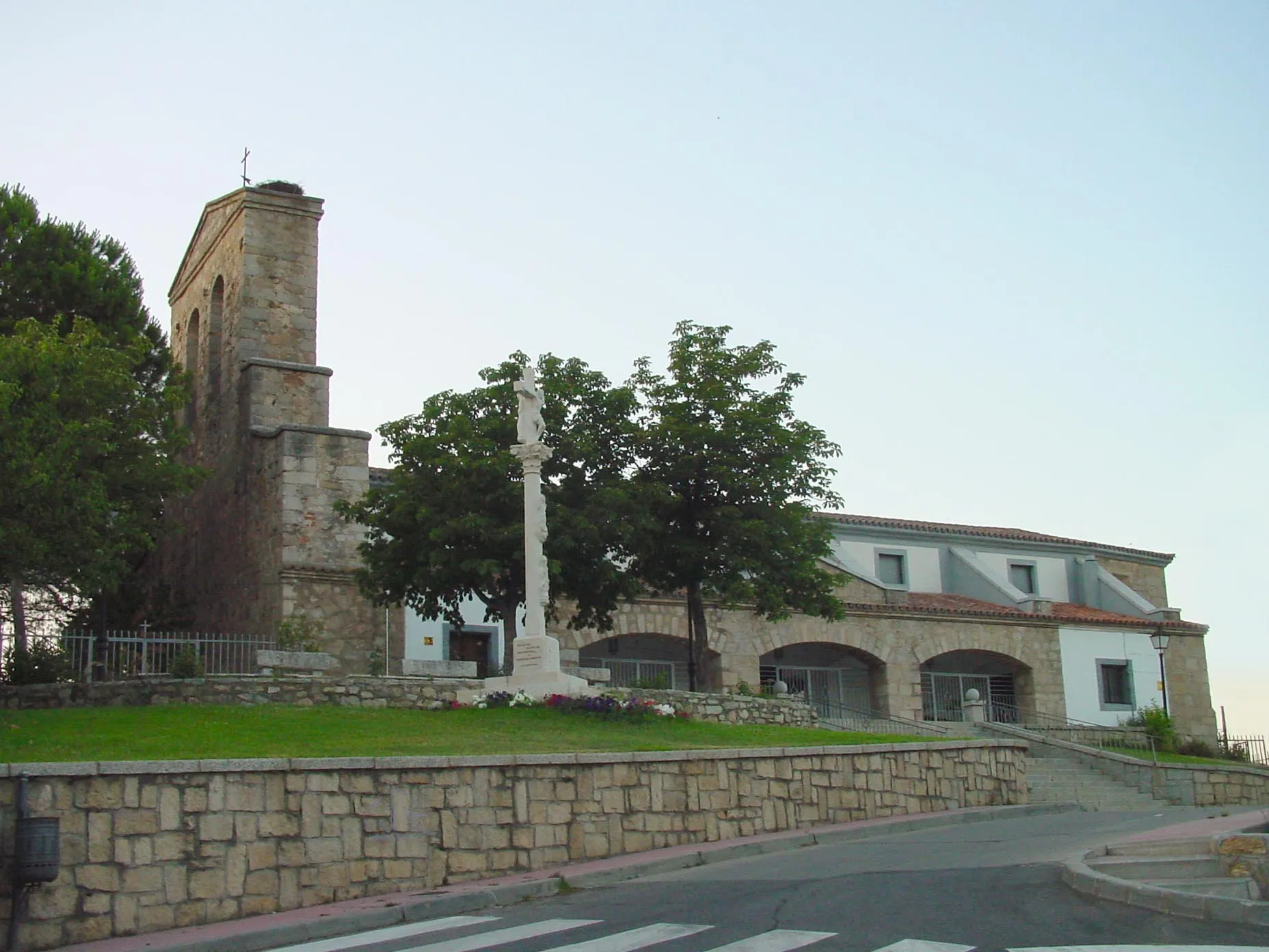 Photo showing: Iglesia de de la Asunción y Cruceiro en Pelayos de la Presa.