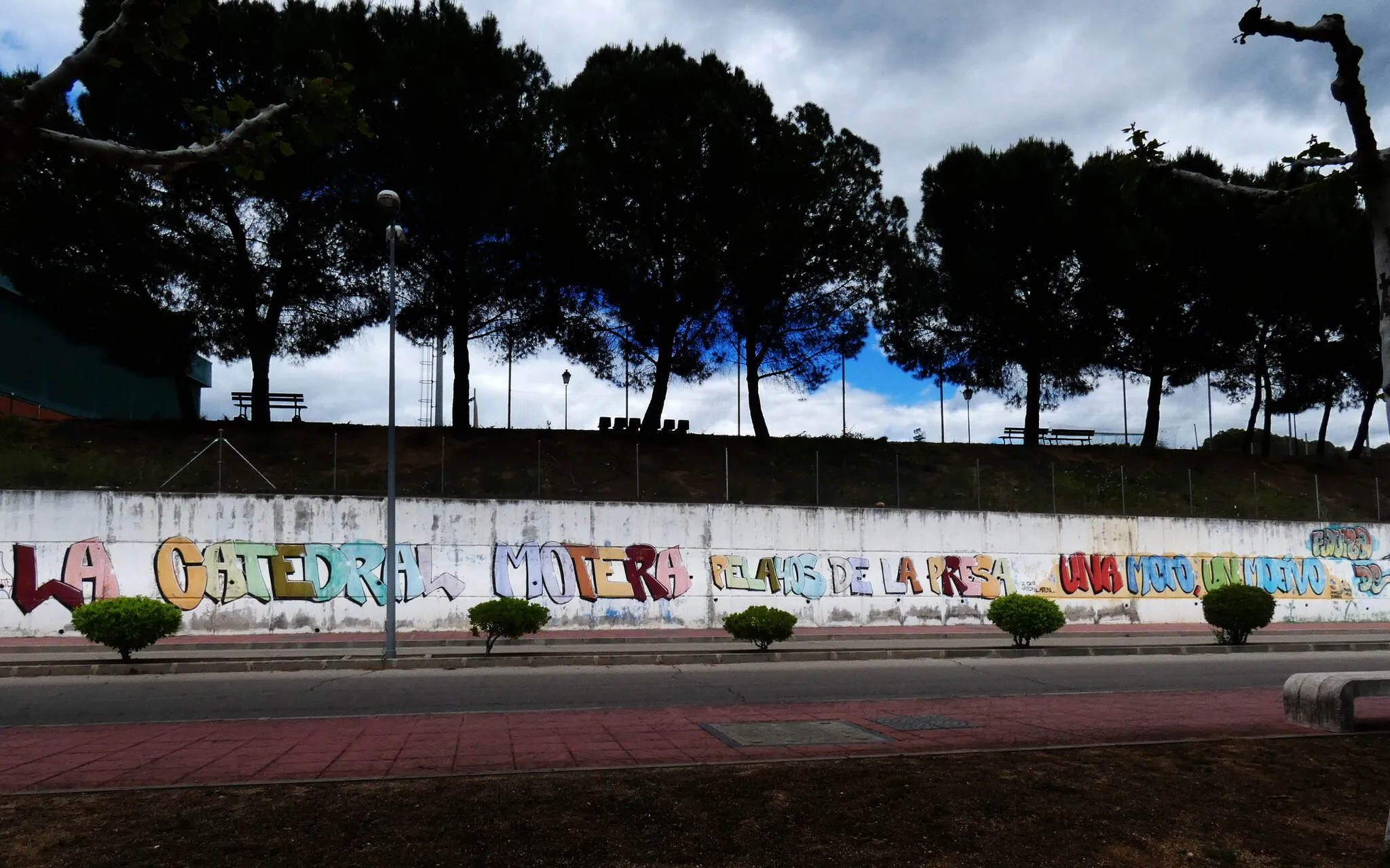 Photo showing: Pintada mural: "La catedral motera Pelayos de la Presa. Una moto un motivo"