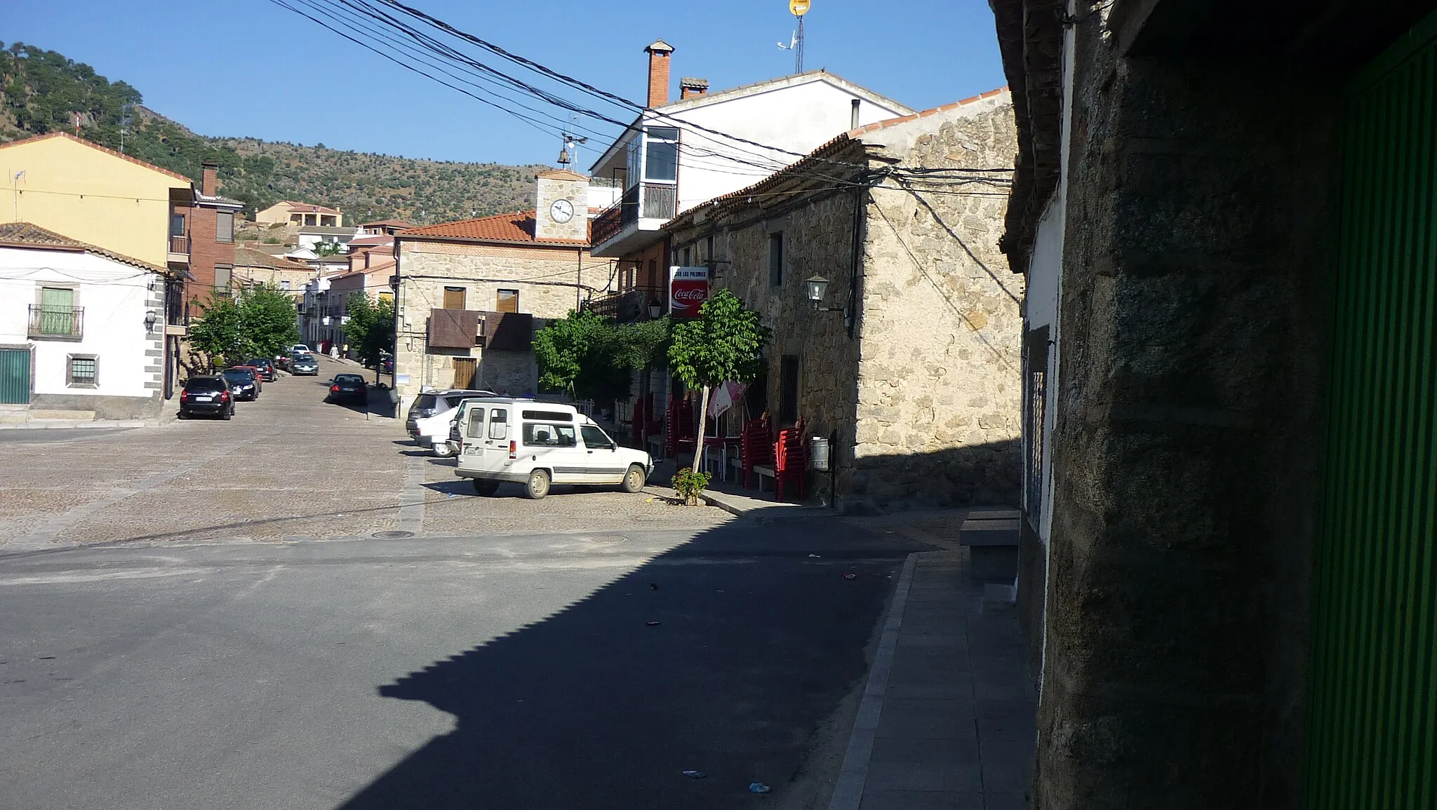 Photo showing: Localidad abulense (España) de Santa Cruz de Pinares. Vista de la plaza del pueblo, el ayuntamiento y la calle Mayor. Al fondo, la sierra.