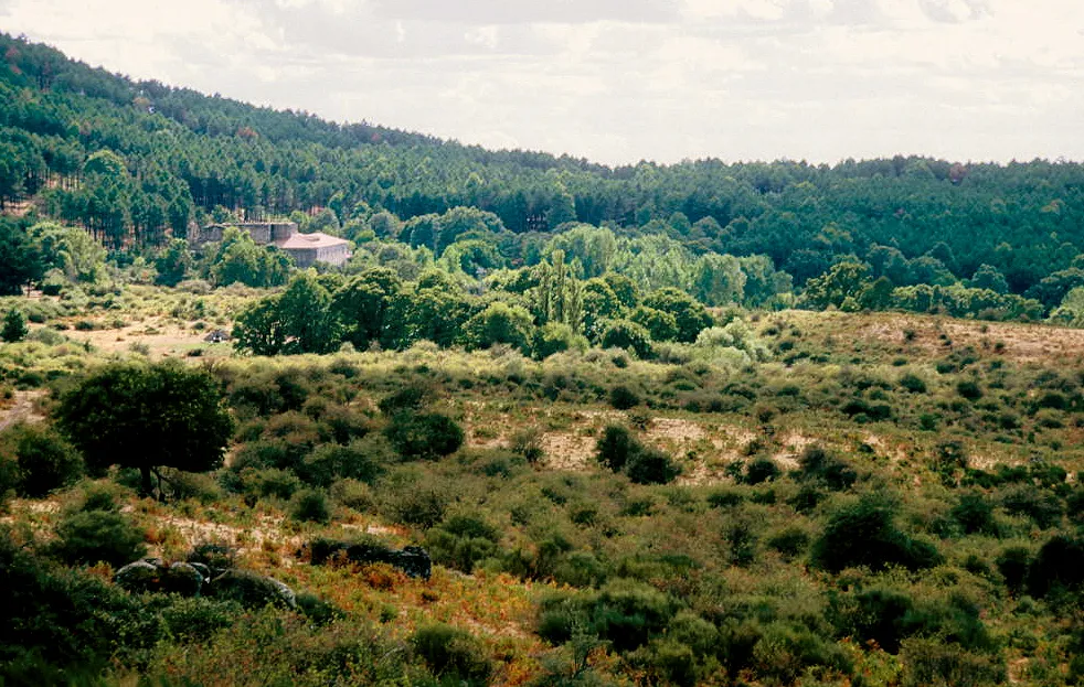 Photo showing: El Piélago Valley, with its former monastery. El Real de San Vicente, Toledo, Castile-La Mancha, España