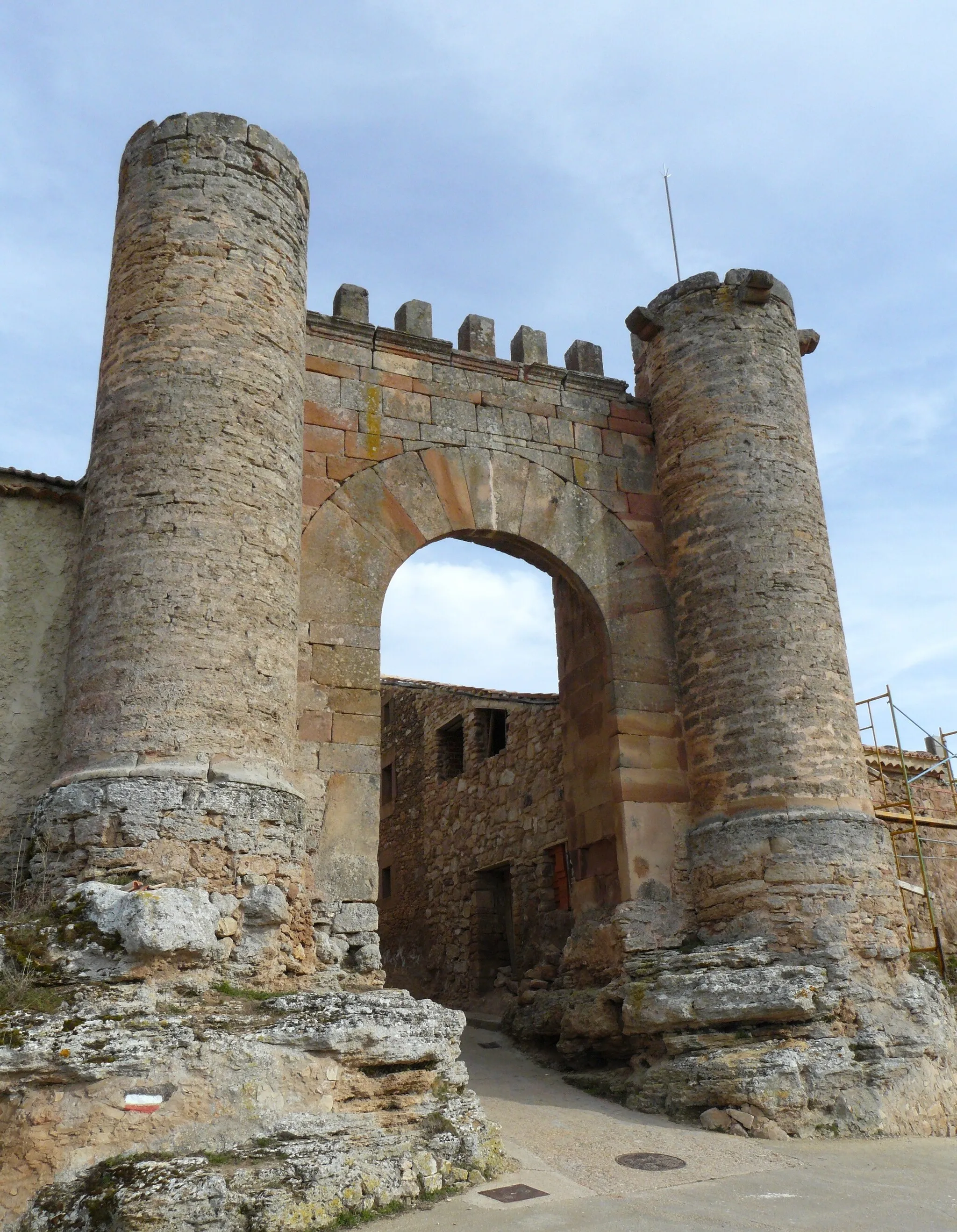 Photo showing: Western Medieval gate of Retortillo de Soria (Soria, Spain).