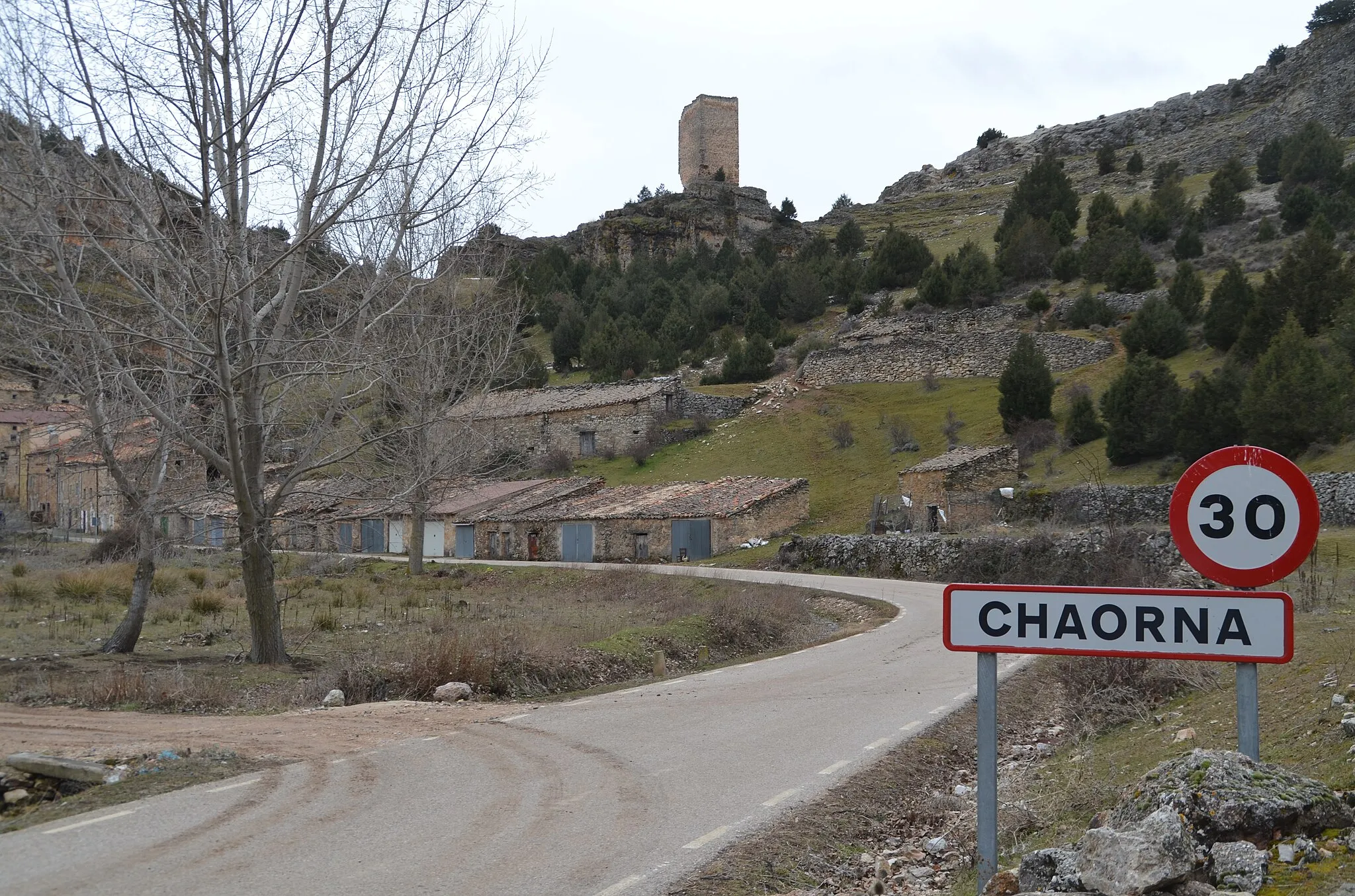 Photo showing: La localidad de Chaorna (Arcos de Jalón, Soria, España) es muy pintoresca y se encuentra encajonada en la Hoz del río Useca.