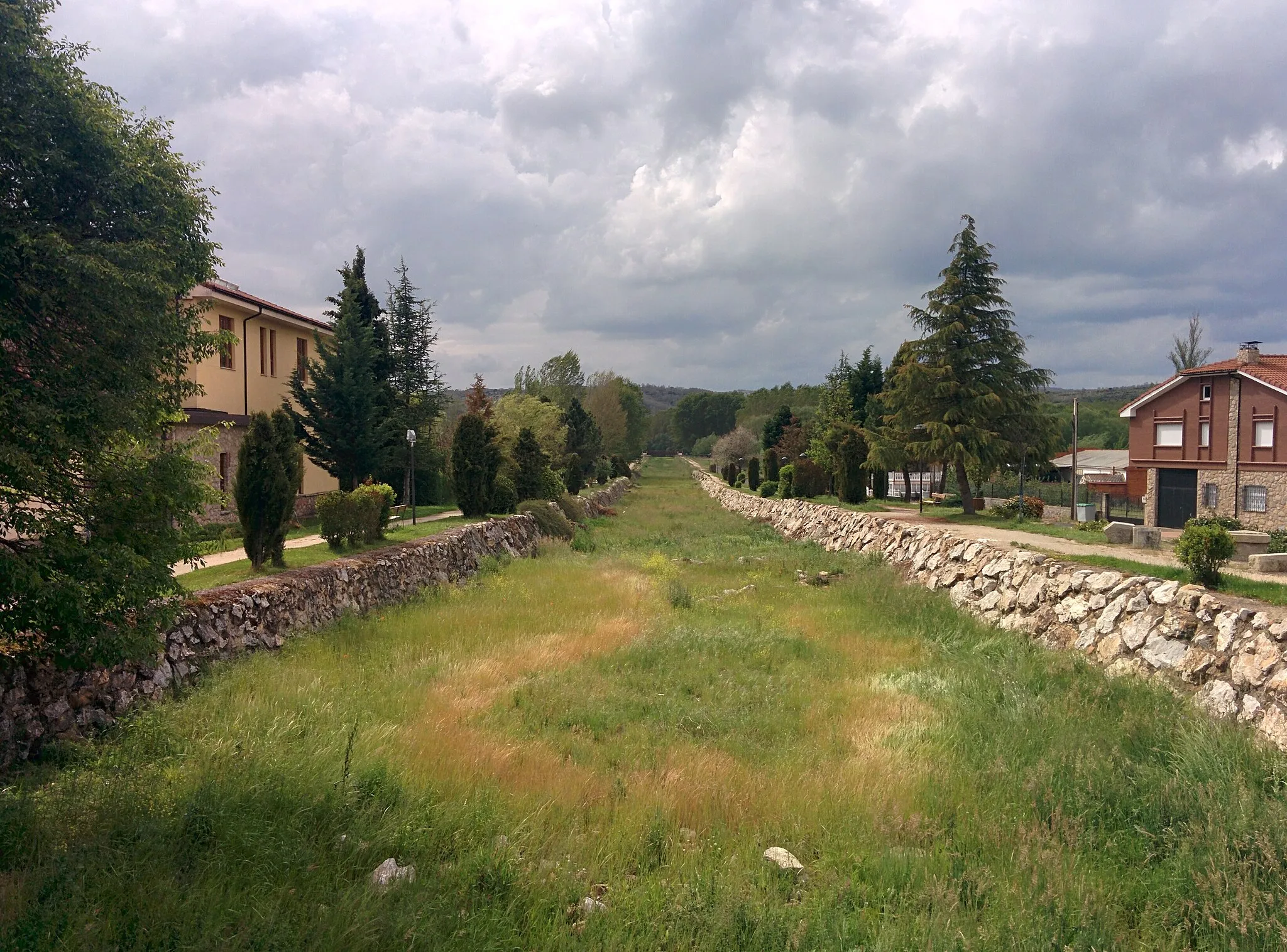 Photo showing: El arroyo Valle de la Villa a su paso por Rioseco de Tapia (León, España).