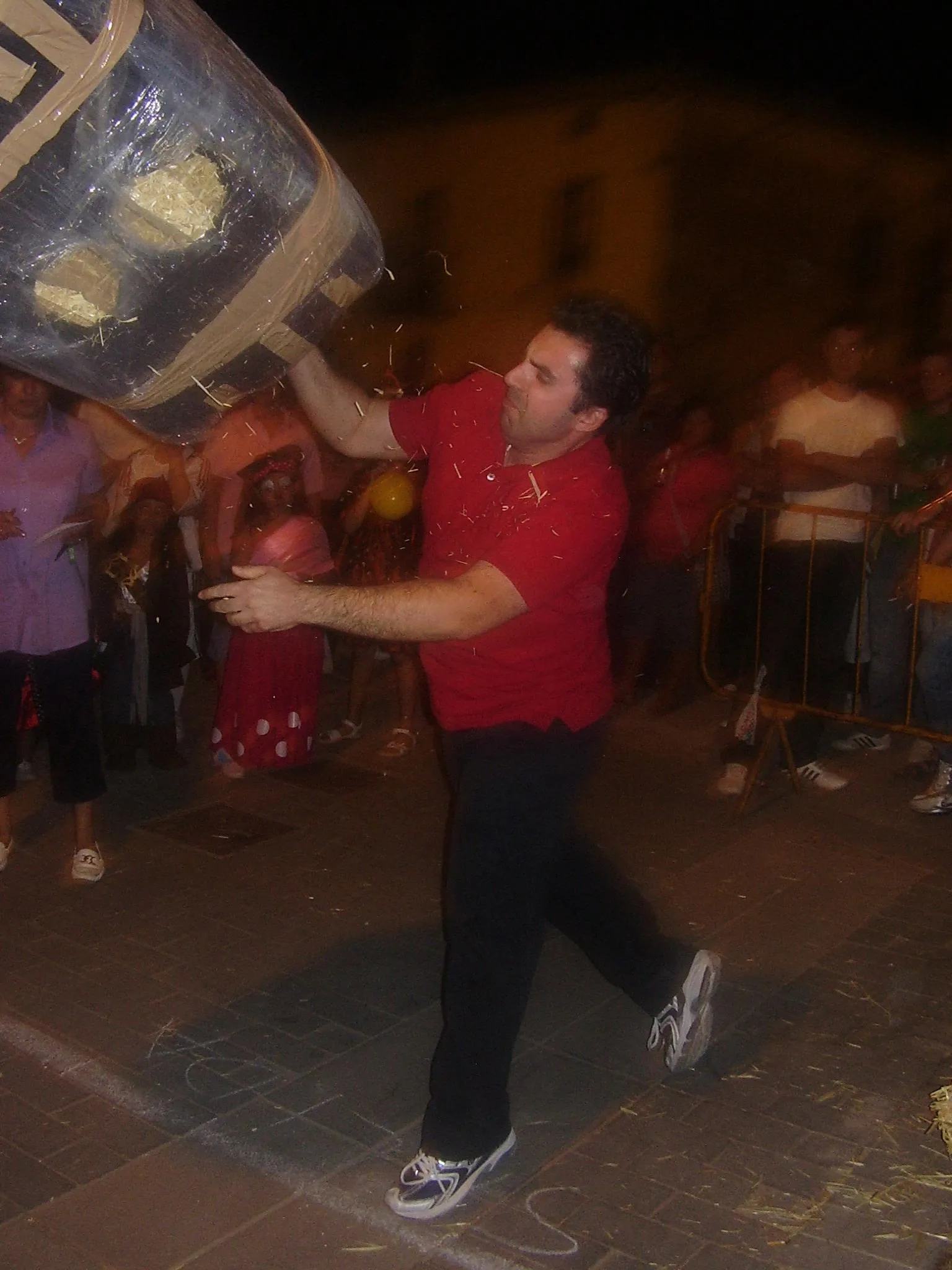 Photo showing: Lanzamiento de alpaca durante las fiestas de agosto en le Barrio Las Casas.