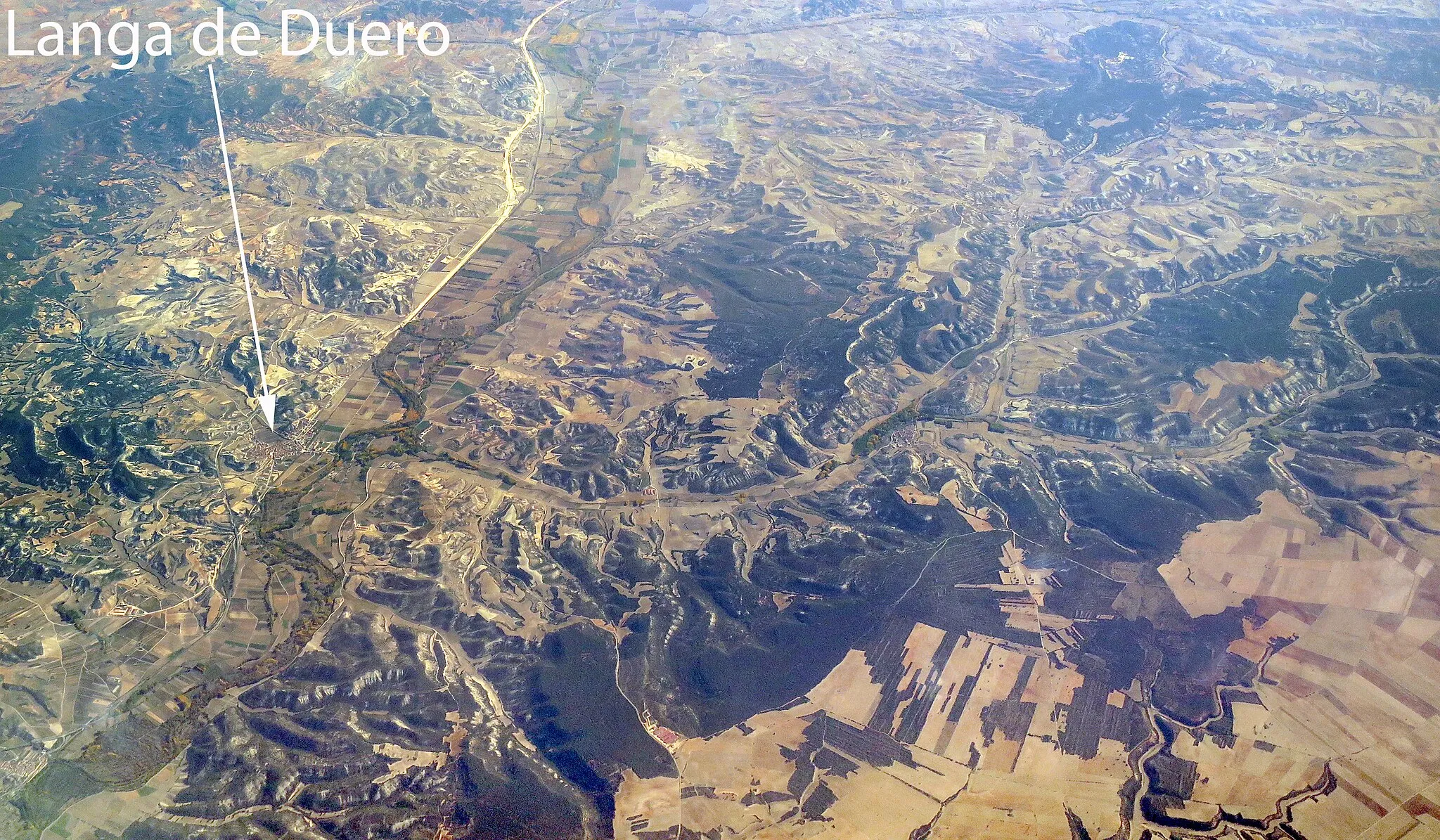 Photo showing: An aerial view of the part of the course of the Douro river (El Duero) through Soria in Spain, including the town of Langa de Duero.
