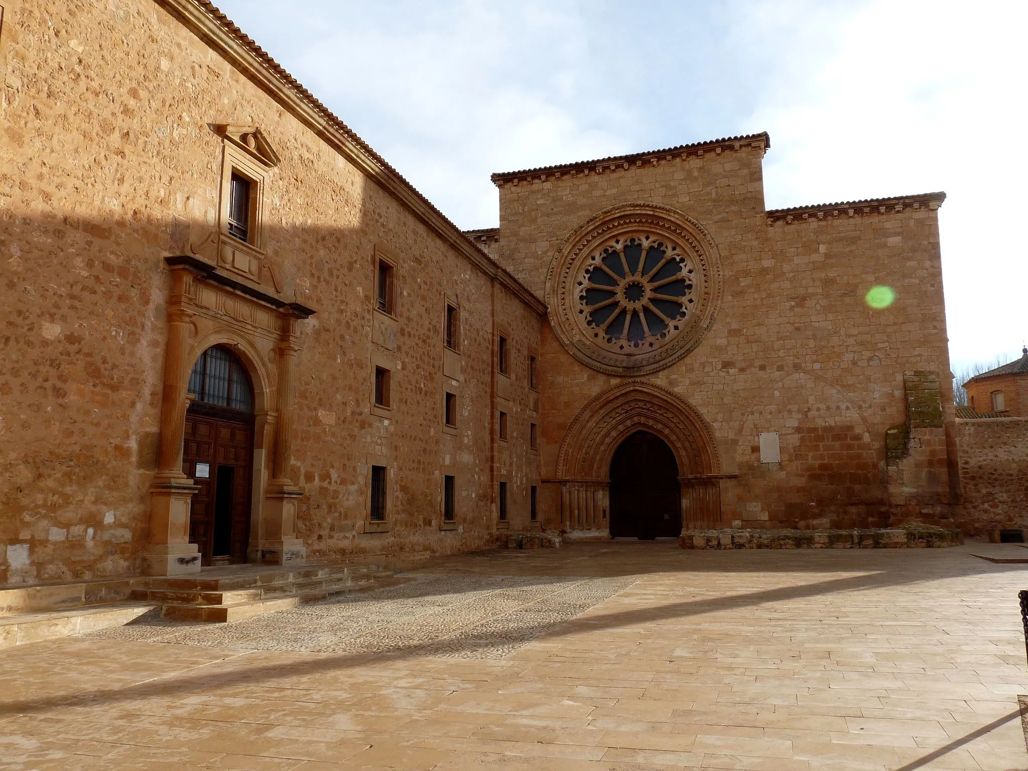 Photo showing: Monaterio de Santa María de Huerta - Fachada iglesia y entrada monsterio
