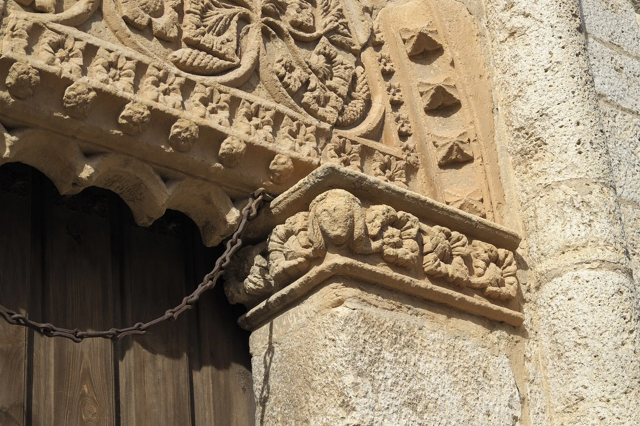 Photo showing: Palacio de las Leyes in Toro in der Provinz Zamora (Kastilien-León/Spanien), vom Palast ist nur noch das Portal erhalten, Türpfosten mit skulptiertem Kämpfer