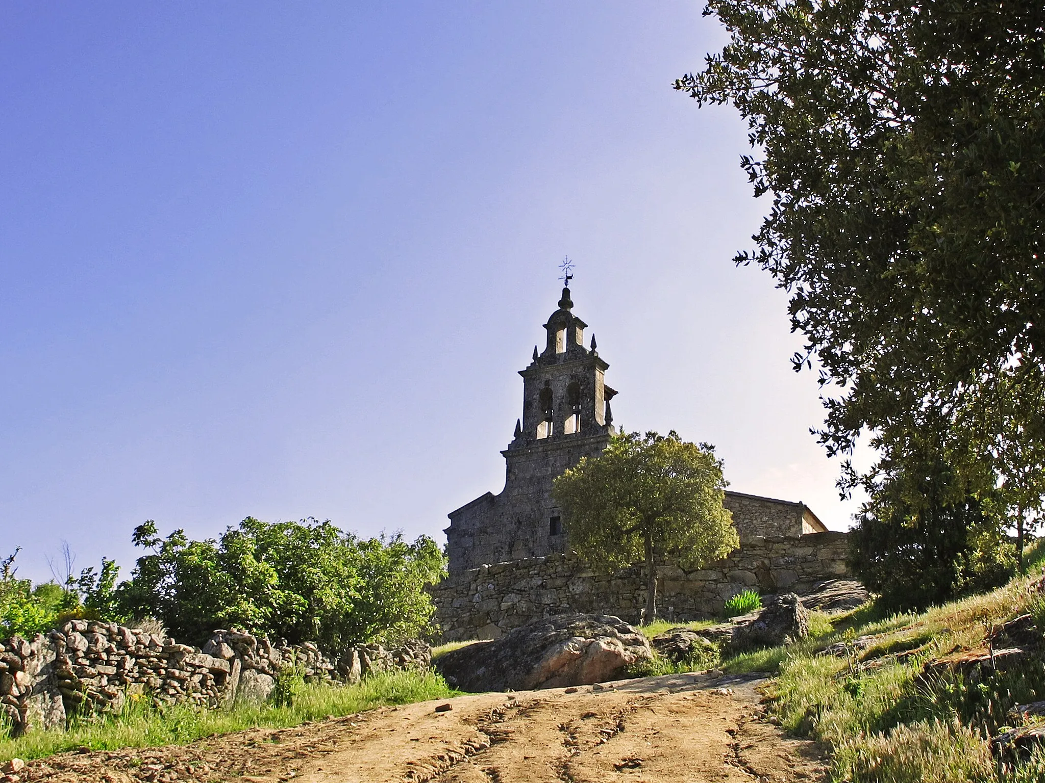 Photo showing: Santuario  el siglo XIII.,  sobre un castro colgado por encima del profundo cauce del río Duero.
Las recientes excavaciones realizadas en la zona creen poder asegurar que este cerro fue un antiguo castro habitado varios siglos A.C., que pasó luego a ser el castillo de Fariza, para finalmente, convertirse en una de las ermitas más monumentales que hay en la comarca de Sayago.

La romería de los Viriatos o de Los Pendones, tradicionalmente realizada el primer fin de semana de junio, concurren los vecinos de los pueblos de Argañín, Badilla, Cozcurrita, Mámoles, Palazuelo de Sayago, Tudera y Zafara que con sus pendones, "pendonas" y las cruces procesionales de cada parroquia, salen a procesionar juntos hacia la ermita de Nuestra Señora del Castillo.

Para unos sería un festejo con raíces en la época prerromana, como muestra la alusión al nombre de Viriato en su denominación principal. Otros lo identifican en la Edad Media, al figurar en la celebración los pendones identificativos de los concejos de aquella época. Por último, al existir una tercera denominación de este acto festivo que alude a la “Virgen del Castillo”, se indica que la romería existiría desde el siglo XVII, dado que la cofradía de su mismo nombre se fundó en 1611, y ello pese a que la ermita que la acoge exista desde el siglo XIII.