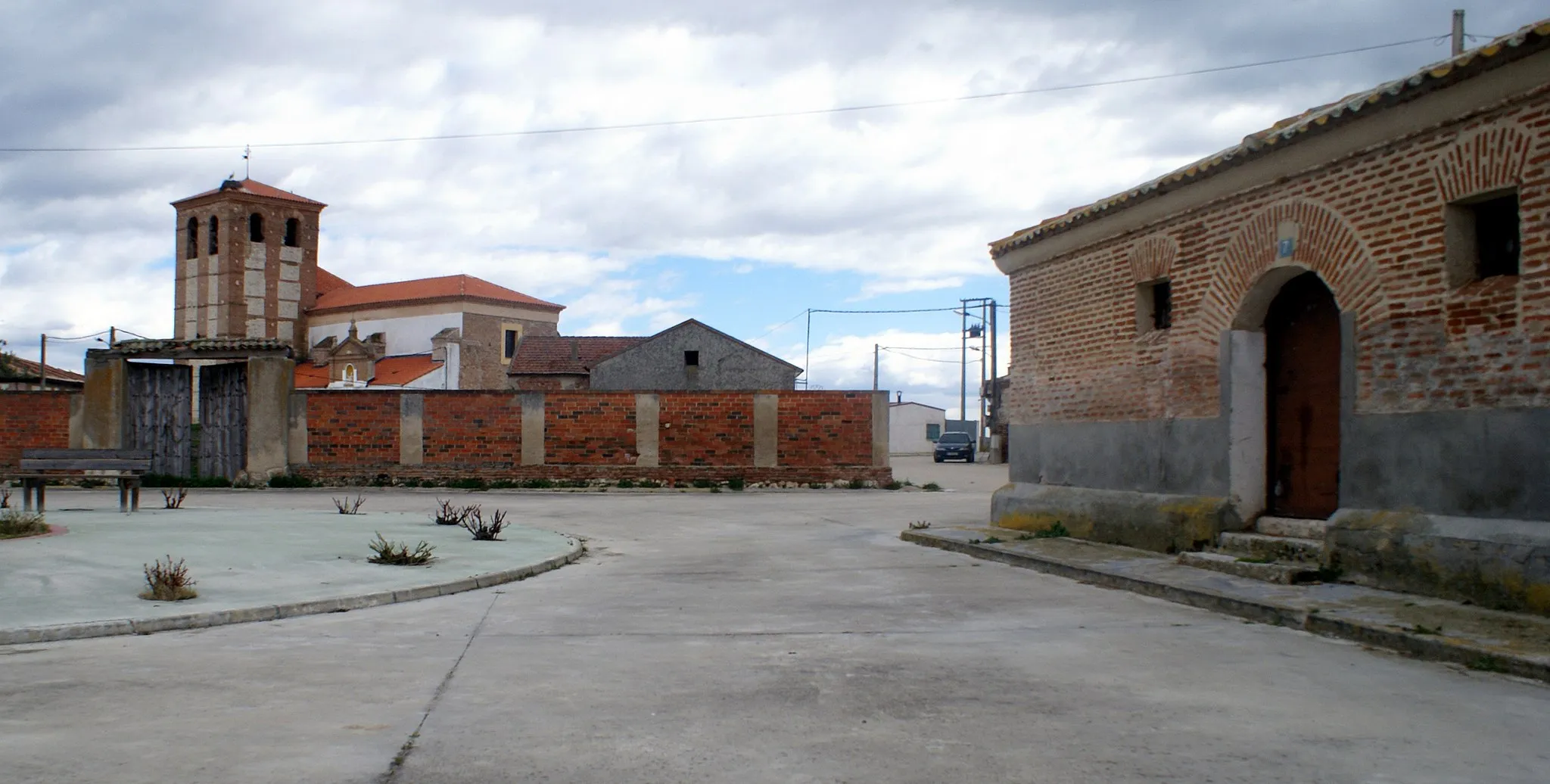 Photo showing: View of Aguasal, Valladolid, Spain, with the church and the granary.