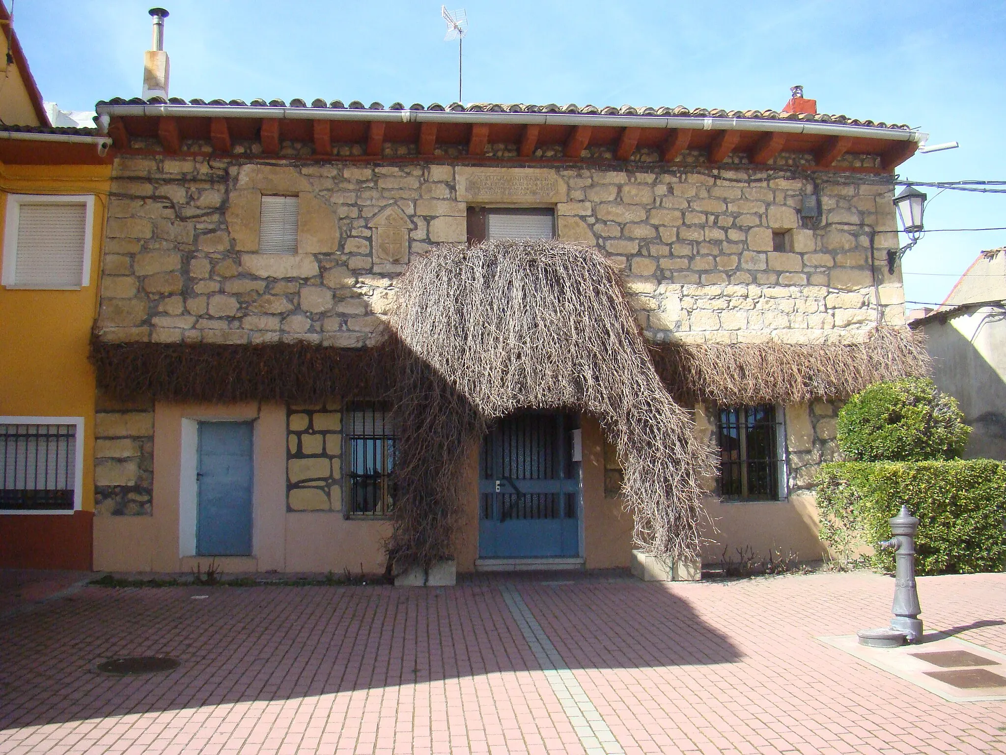 Photo showing: Zaratán, Valladolid (España). Casa que perteneció probablemente a un familiar del Santo Oficio a juzgar por el emblema que ostenta. Está situada en la acera de la plaza Mayor que en tiempos anteriores era la continuación de la calle del Pozo.