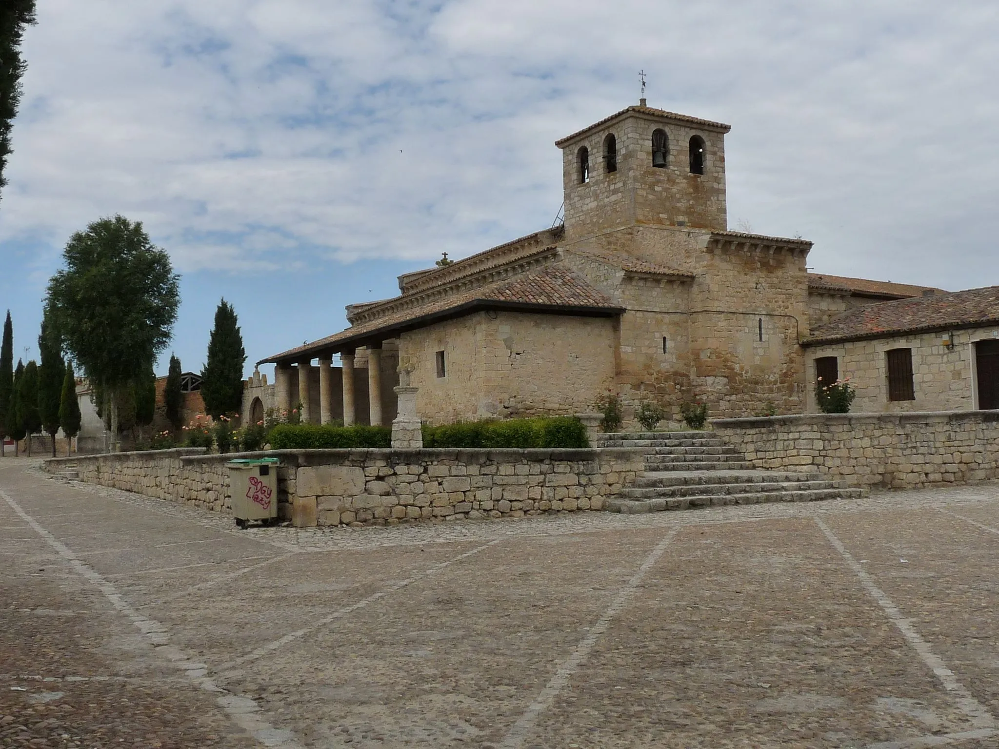 Photo showing: Vista de la Iglesis de Santa Maria de Wamba desde la plaza que grande de Wamba,  provincia de Valladolid