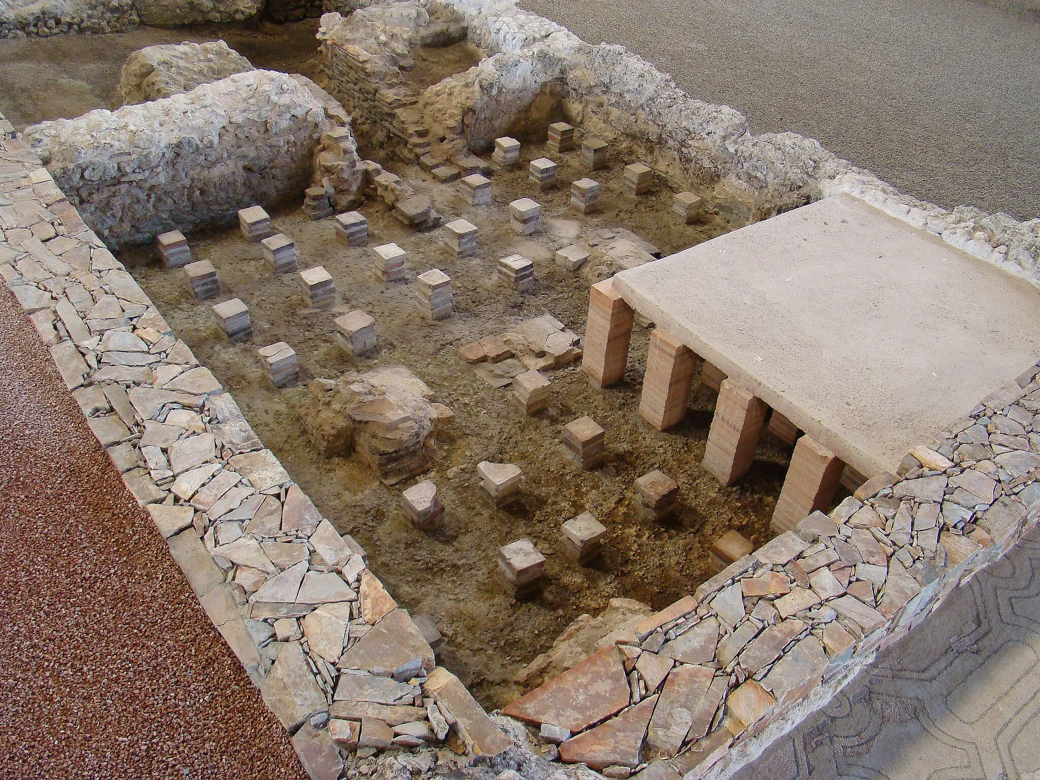 Photo showing: Villa romana de Almenara de Adaja, provincia de Valladolid (España). Recreación in situ del caldario, por donde iba el aire caliente; a la derecha, el suelo.