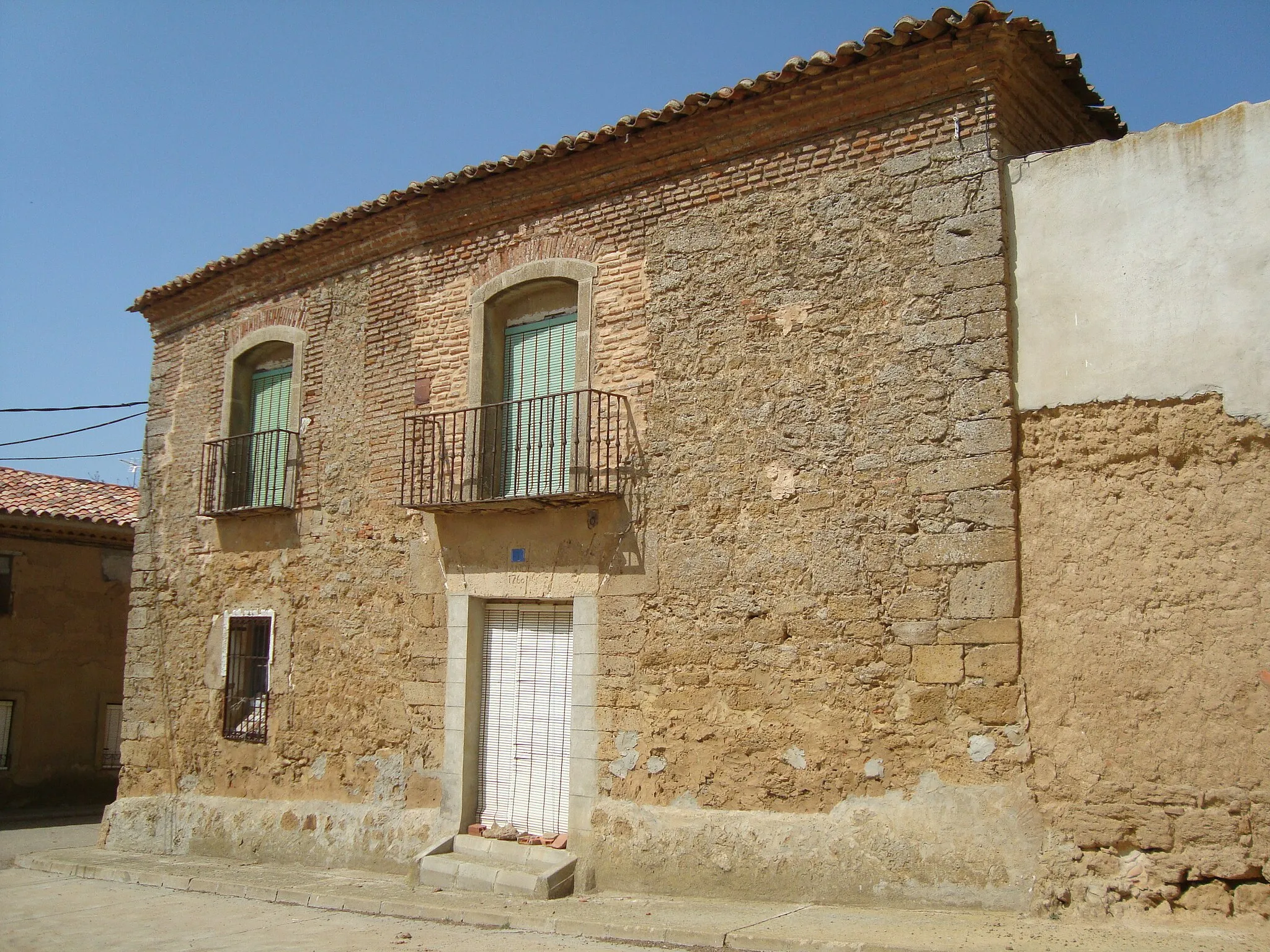 Photo showing: Vivienda en el número 1 del camino de Valderas de Quintanilla del Molar (Valladolid). Edificio de piedra y adobe con la fecha de 176o inscrita sobre su puerta.