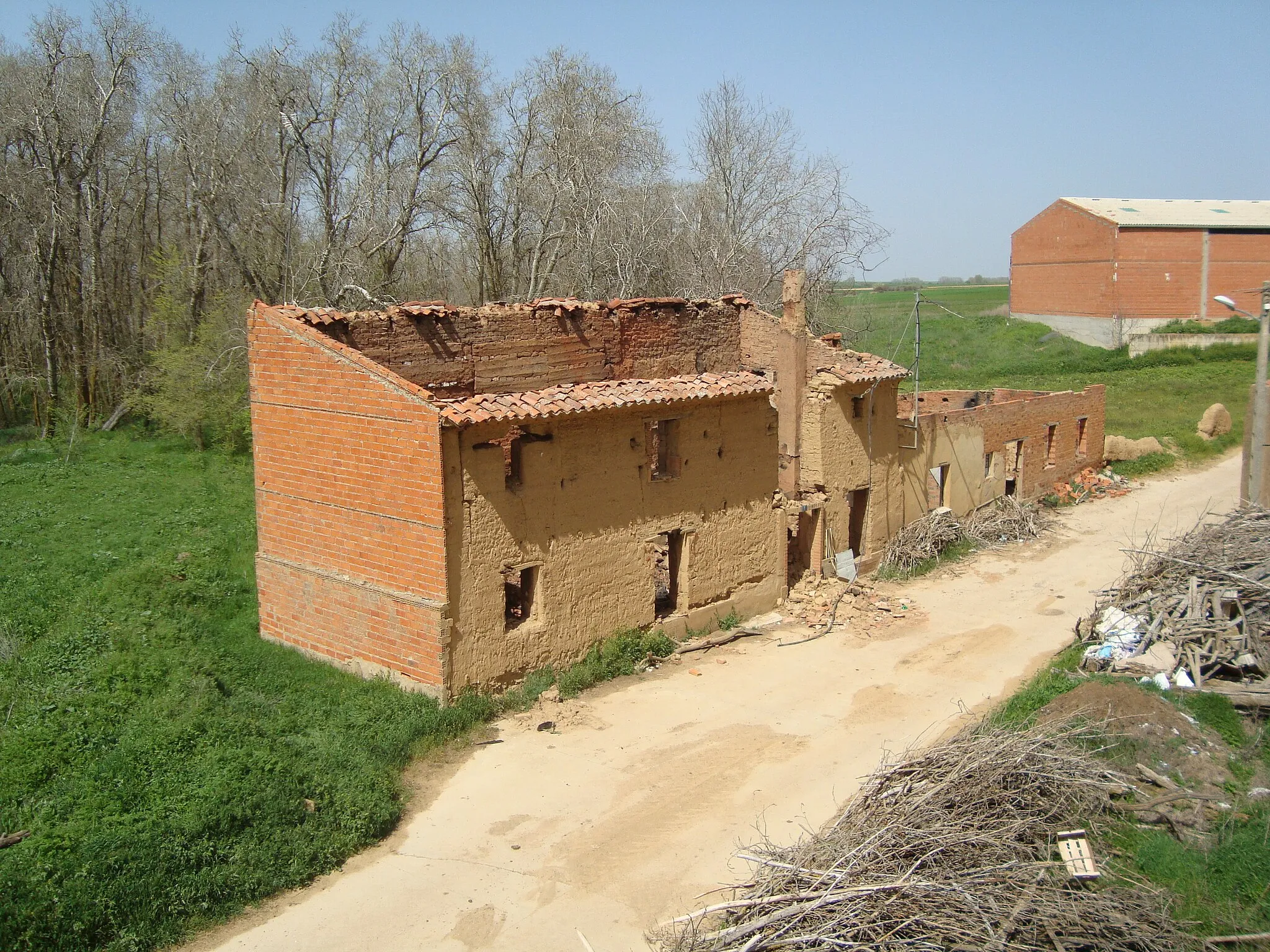 Photo showing: Casa de adobe en ruinas en Quintanilla del Molar (Valladolid).