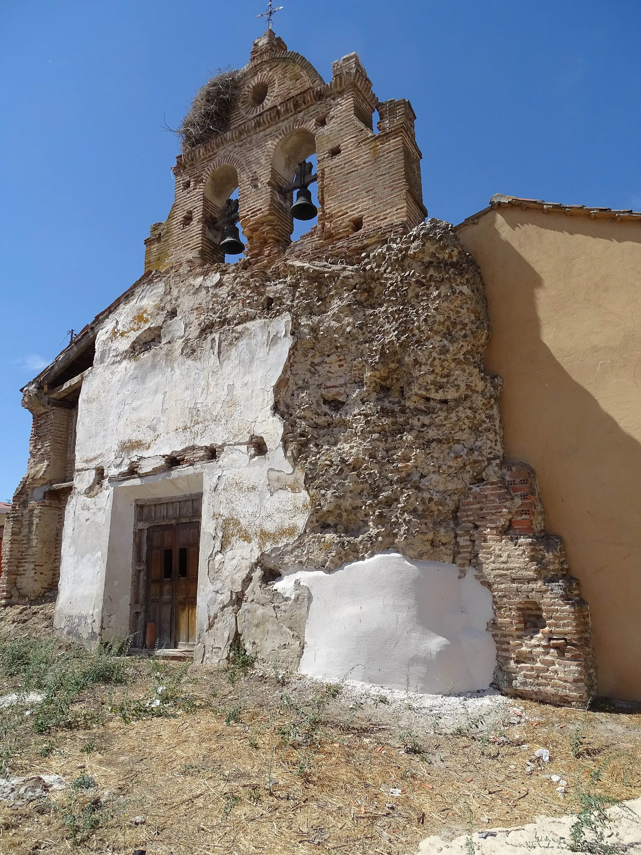 Photo showing: Calabazas, localidad o arrabal de Olmedo (Valladolid, España). Espadaña en ruinas de lo que fue la parroquia de Santa María la Mayor. Se conservan las campanas.