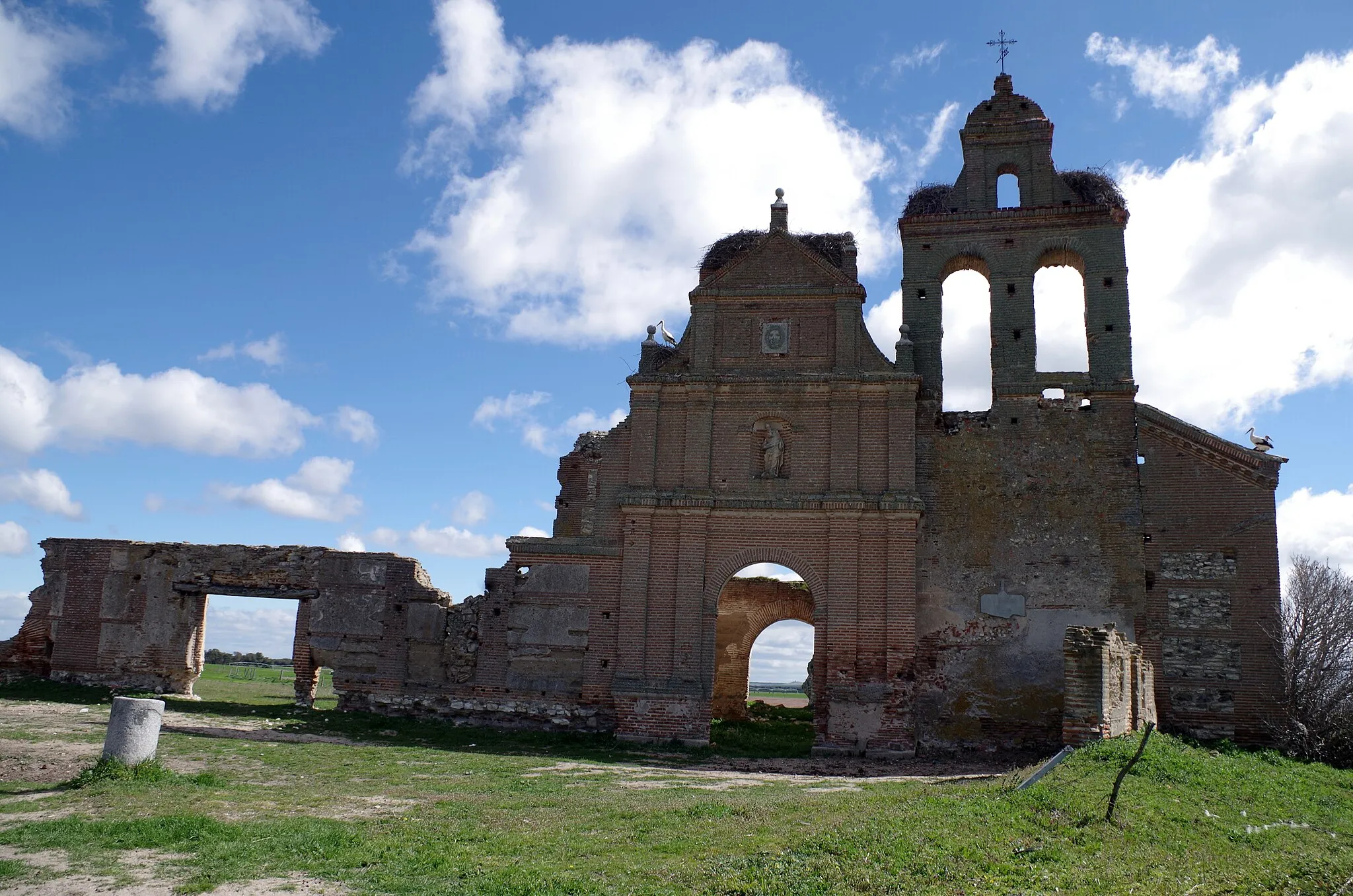 Photo showing: Ruins of the church of Saint Paul in San Pablo de la Moraleja (Valladolid, Spain).