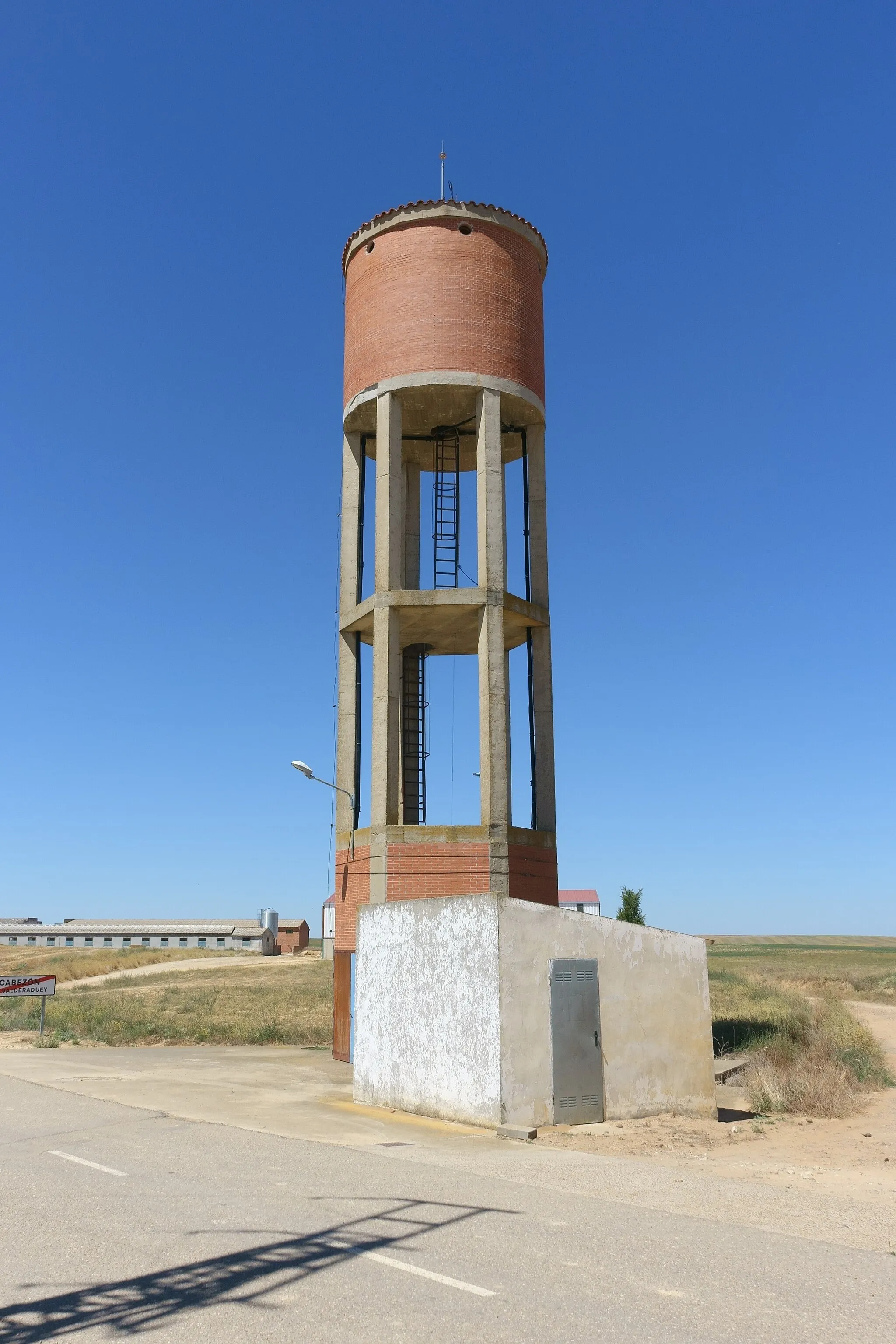 Photo showing: Depósito de agua en Cabezón de Valderaduey (Valladolid, España).