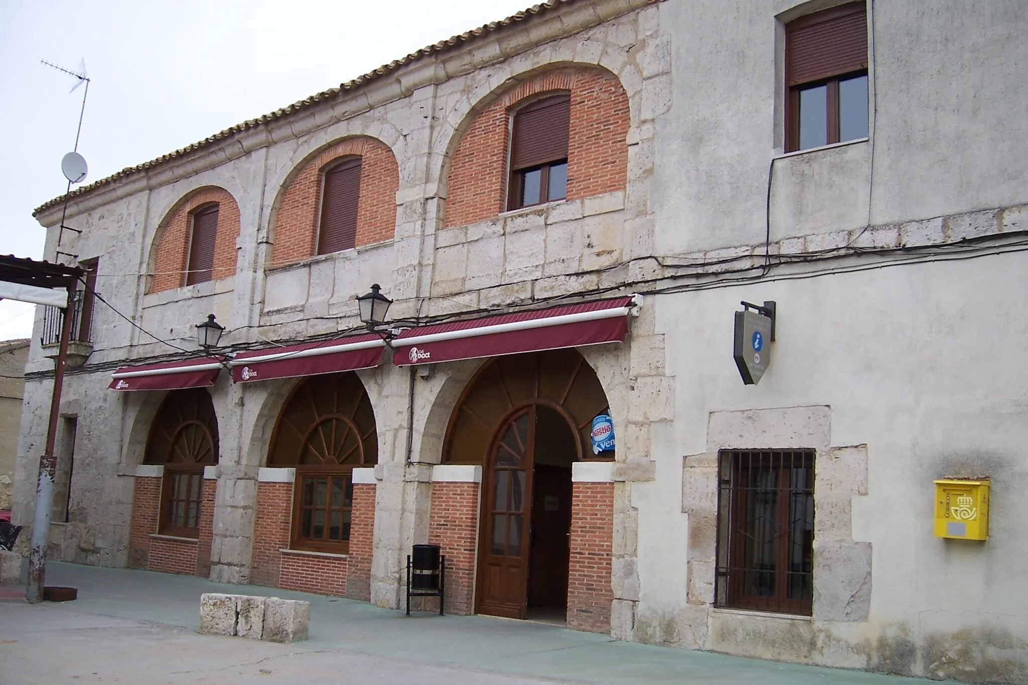 Photo showing: Ayuntamiento en la localidad de San Cebrián de Mazote, provincia de Valladolid, España.