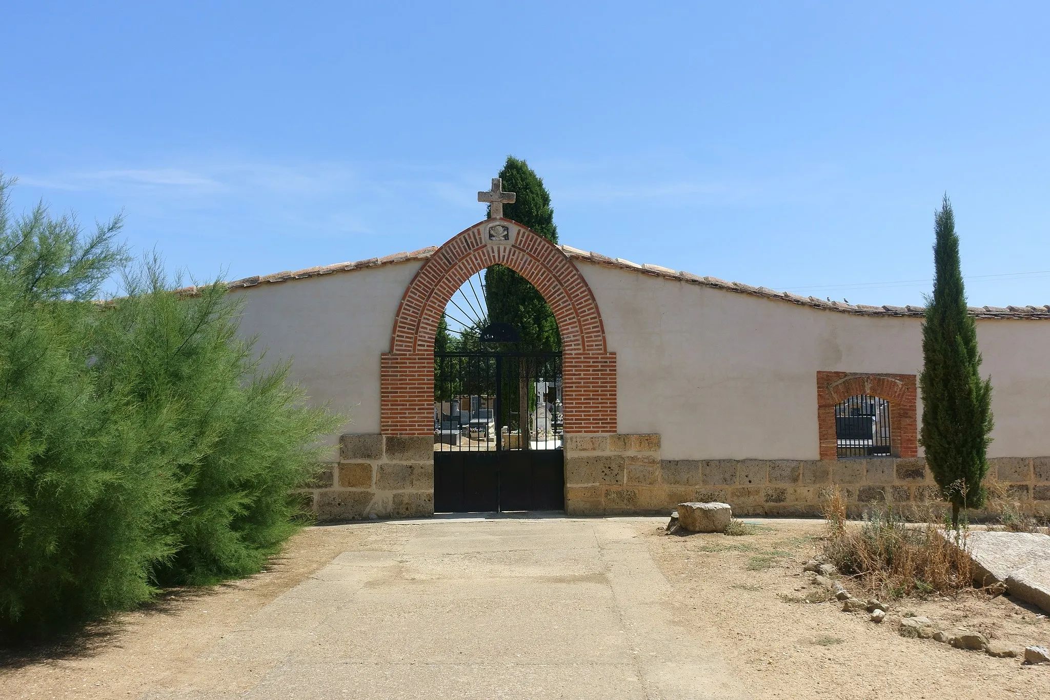 Photo showing: Entrada al cementerio de Tordehumos (Valladolid, España).