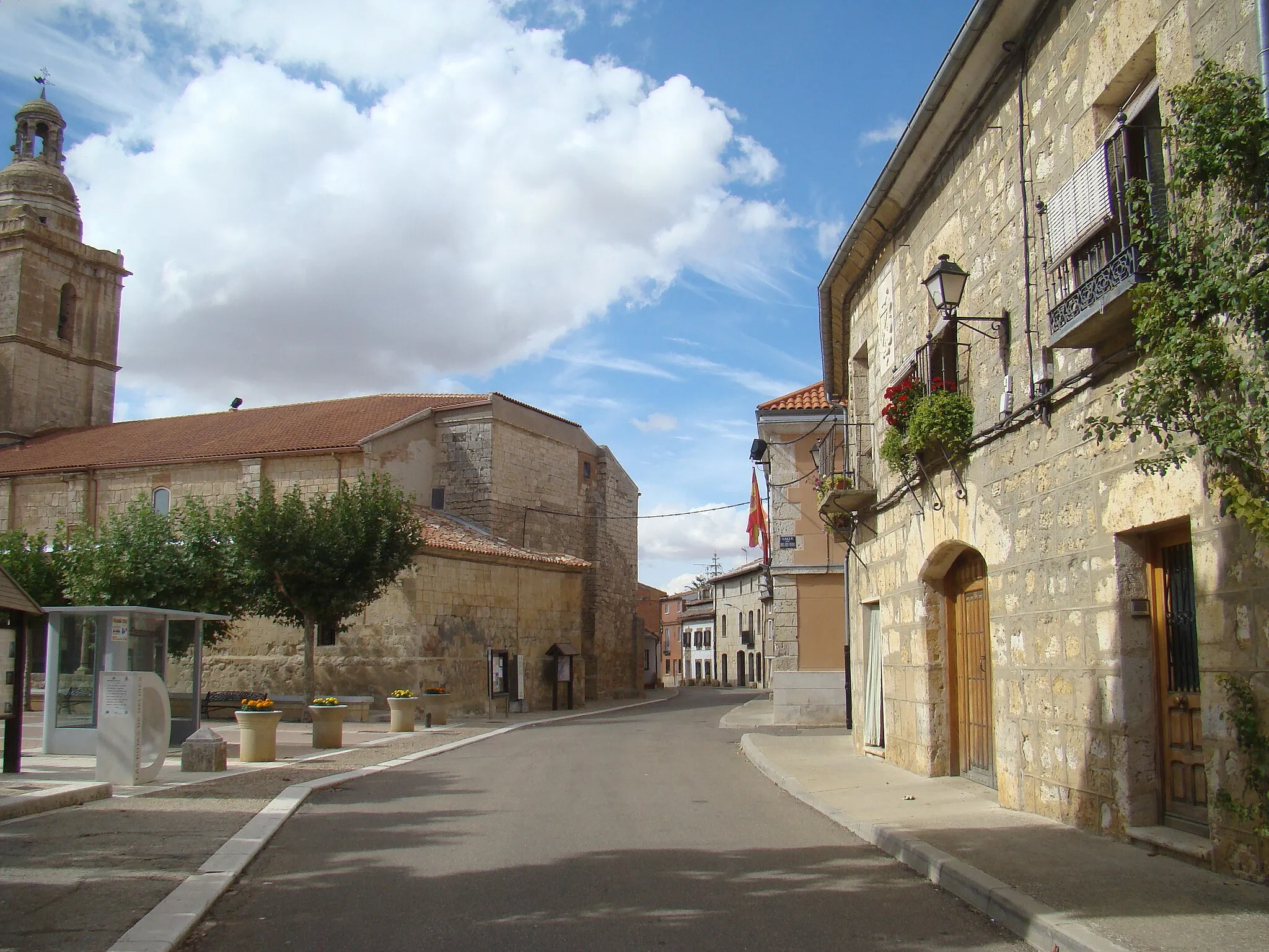 Photo showing: Castromonte, provincia de Valladolid, España. Arquitectura del pueblo. A la izquierda la iglesia y a la derecha el ayuntamiento con sus banderas.
