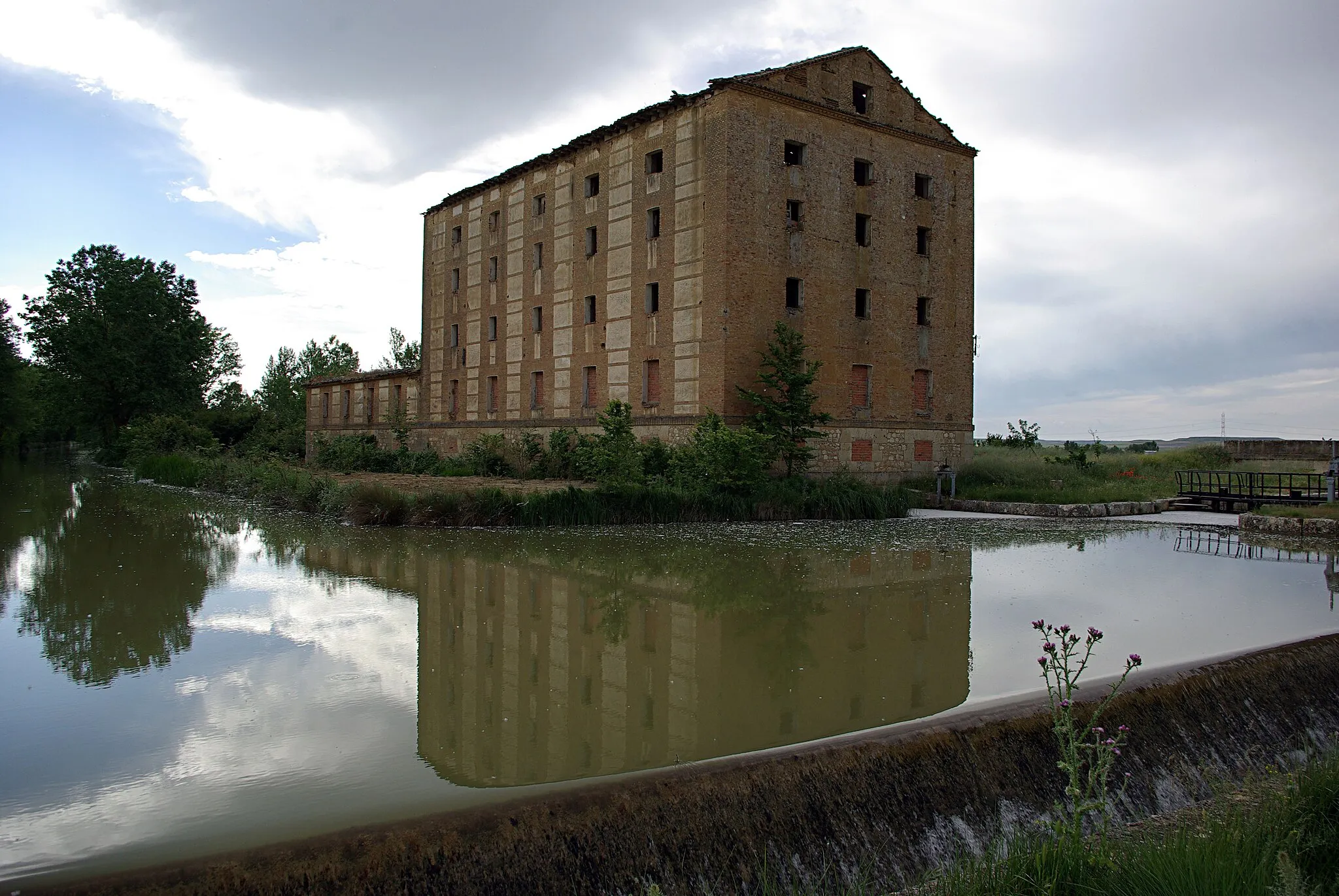 Photo showing: Flour mill at the floodgate number 7 of the Channel of Castile, Branch of Campos, near Tamariz de Campos (Valladolid, Spain)