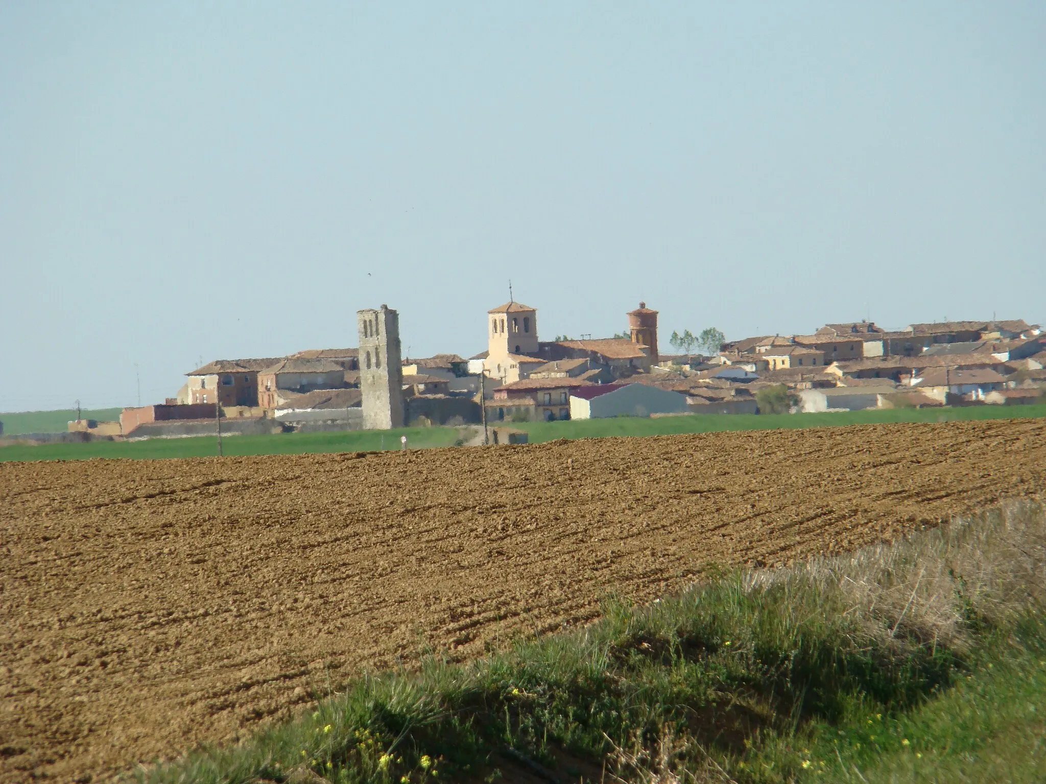 Photo showing: Vista general de Tamariz de Campos, provincia de Valladolid, España. La foto está tomada desde el Canal de Castilla.