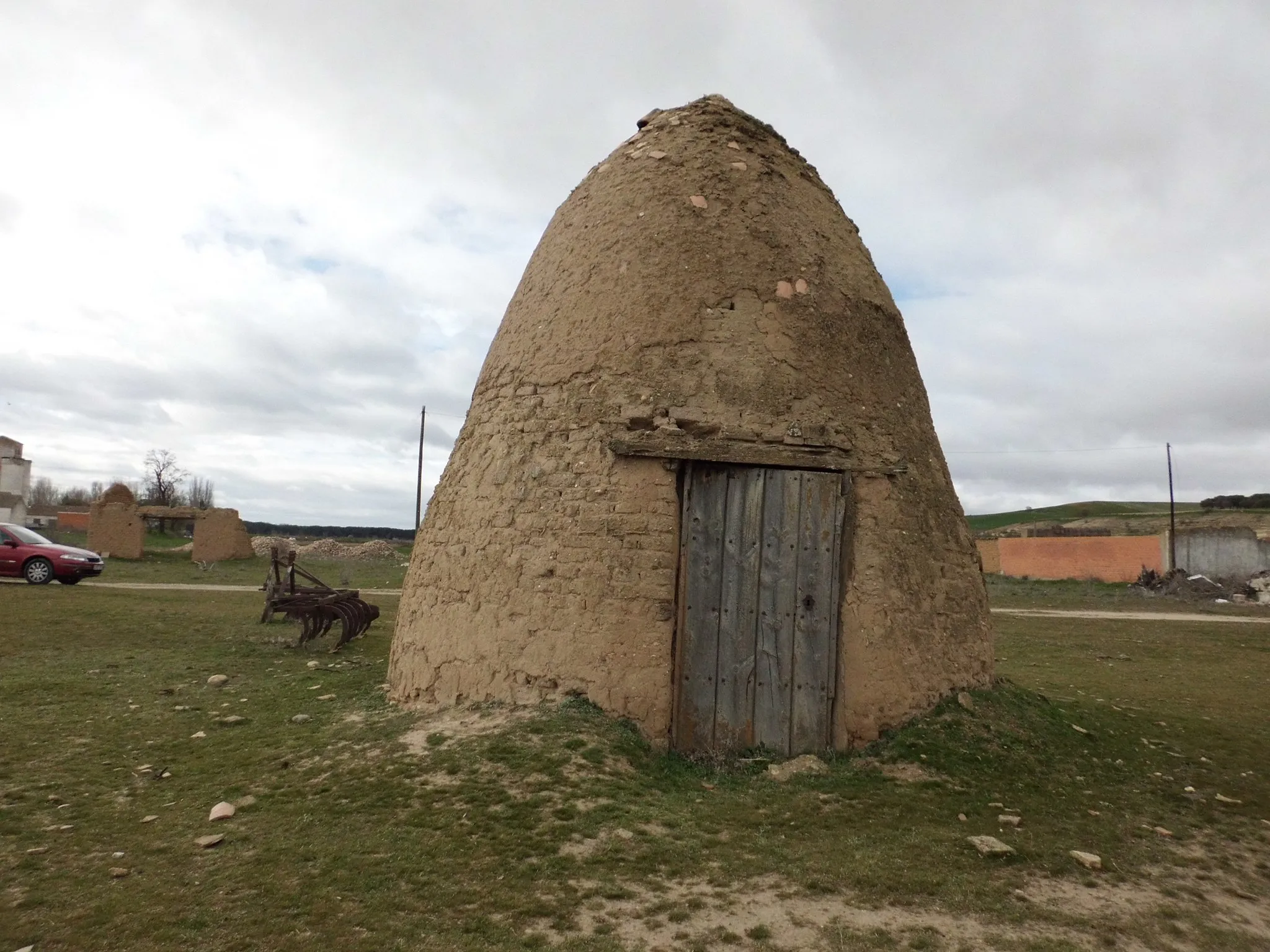 Photo showing: Torrecilla de la Abadesa, provincia de Valladolid (España). En el espacio que fueron las eras se conservan estas cabañas que en Torrecilla llaman cabochas y que se utilizaban para guardar los aperos y atalajes. Tienen forma de bala de cañón.