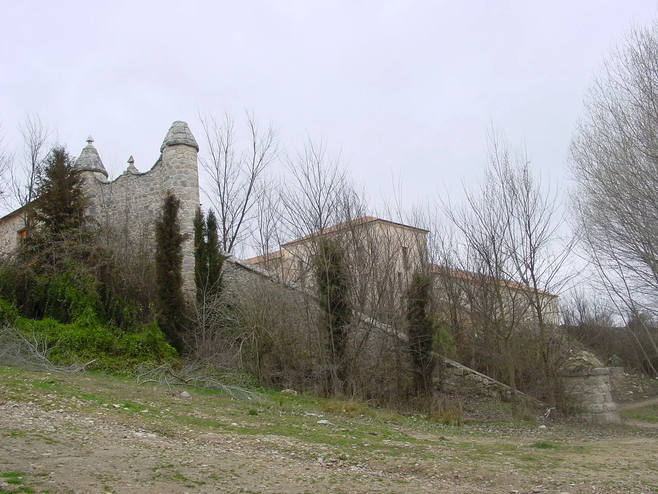 Photo showing: Valbuena de Duero, Valladolid, España. Monasterio de Santa María de Valbuena. Lienzo de la antigua muralla que rodeaba el monasterio.