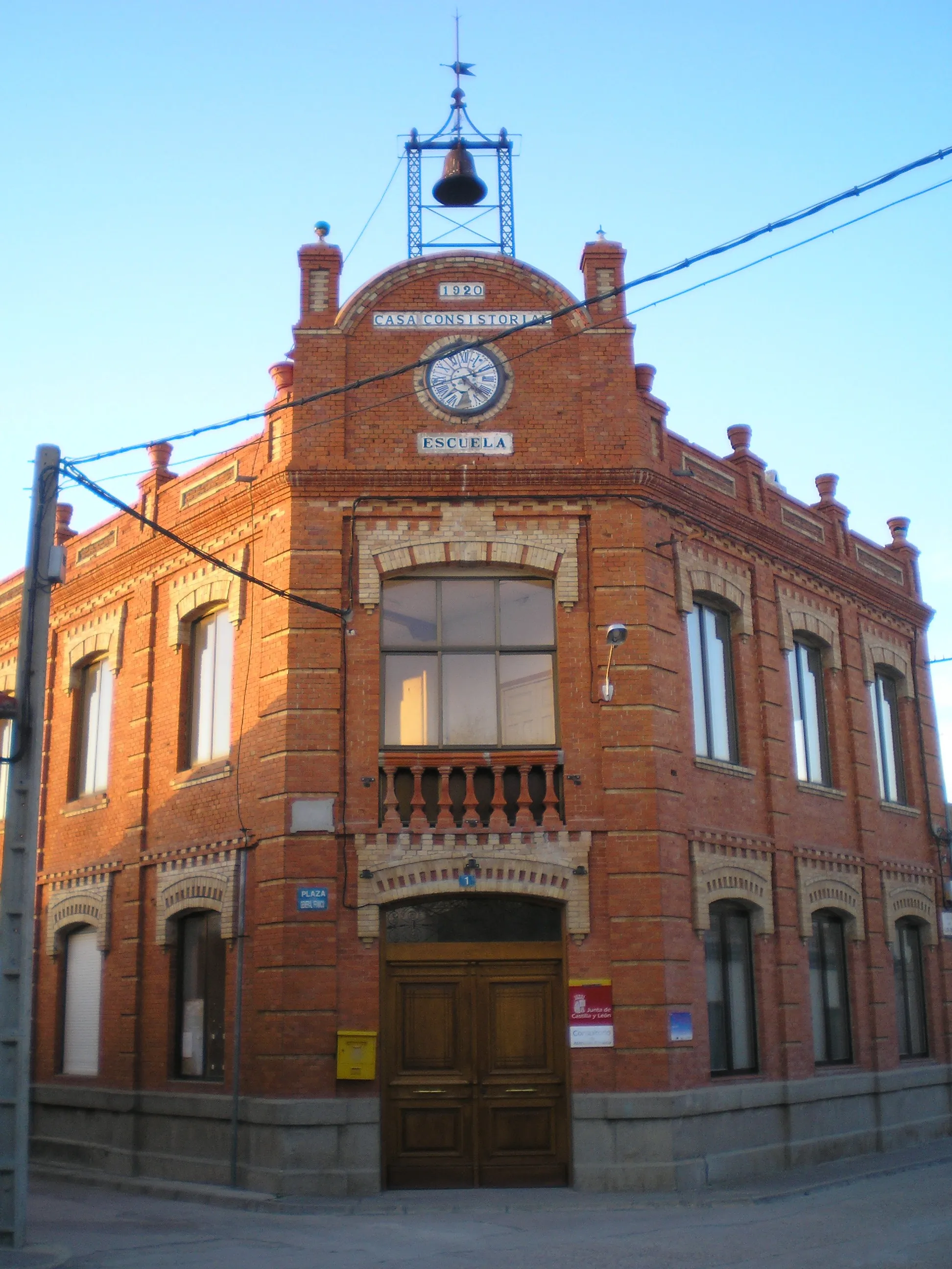 Photo showing: Ayuntamiento del pueblo de Fuente Olmedo en Valladolid, España
