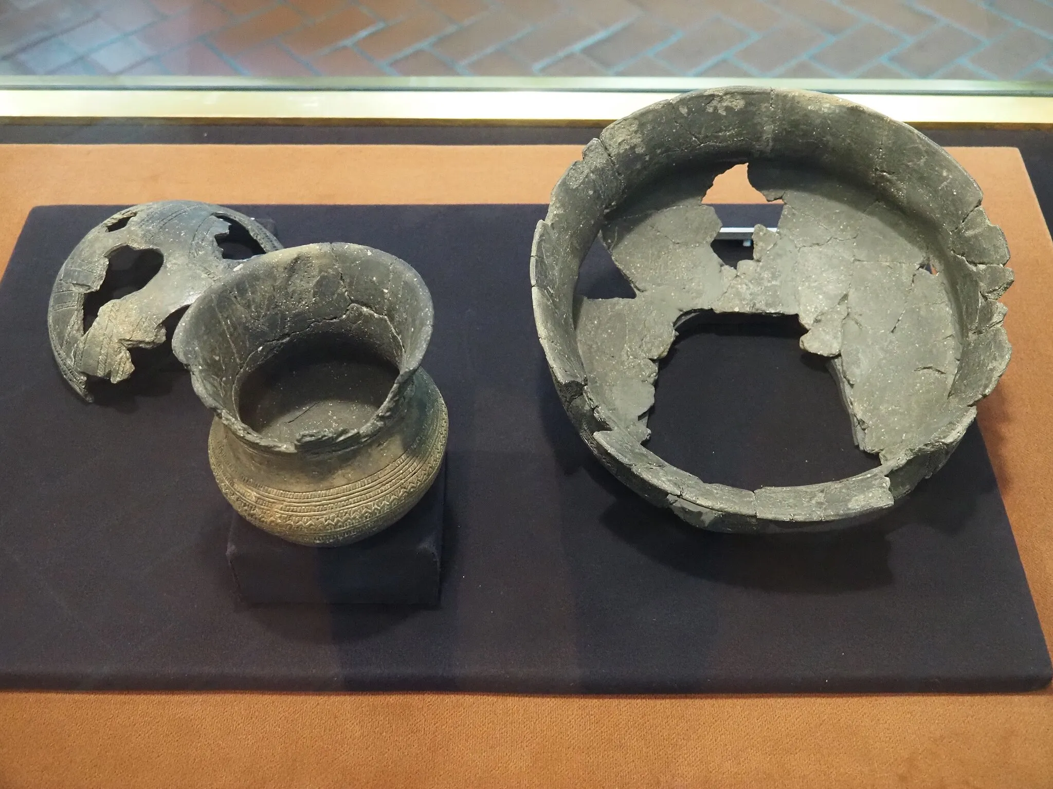 Photo showing: Three ceramic bowls (a Bell Beaker, a carinated casserole and a hemispherical bowl) from grave goods from a burial of the Bell Beaker culture found in Fuente-Olmedo (Valladolid) and dated around 2,000 BC. The set is preserved in the Museum of Valladolid.