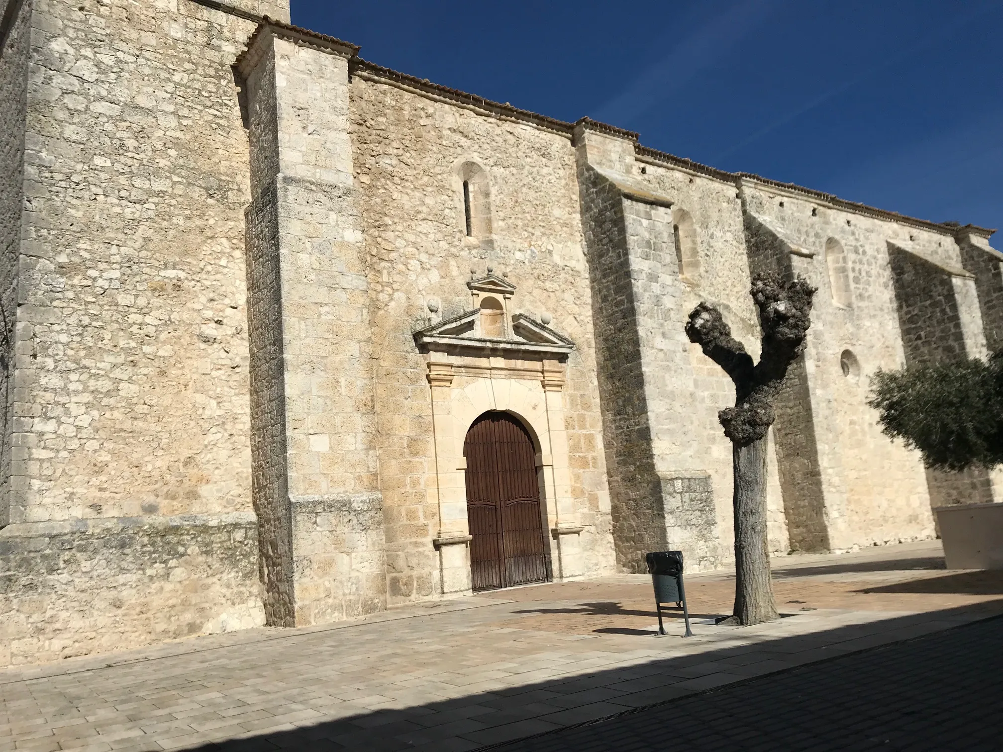 Photo showing: Edificio gótico, construido en piedra a finales del siglo XV o principios del XVI. Tiene dos naves, separadas por pilares compuestos, que soportan arcos apuntados. La nave principal se cubre con bóveda de arista; la lateral, con bóveda de crucería estrellada y la capilla mayor, con bóveda de cañón con lunetos. Arco triunfal de medio punto. Coro alto a los pies. Se accede al templo por una portada, en el lado de la Epístola, en arco de medio punto. La torre, a los pies, está construida en piedra y tiene tres cuerpos.