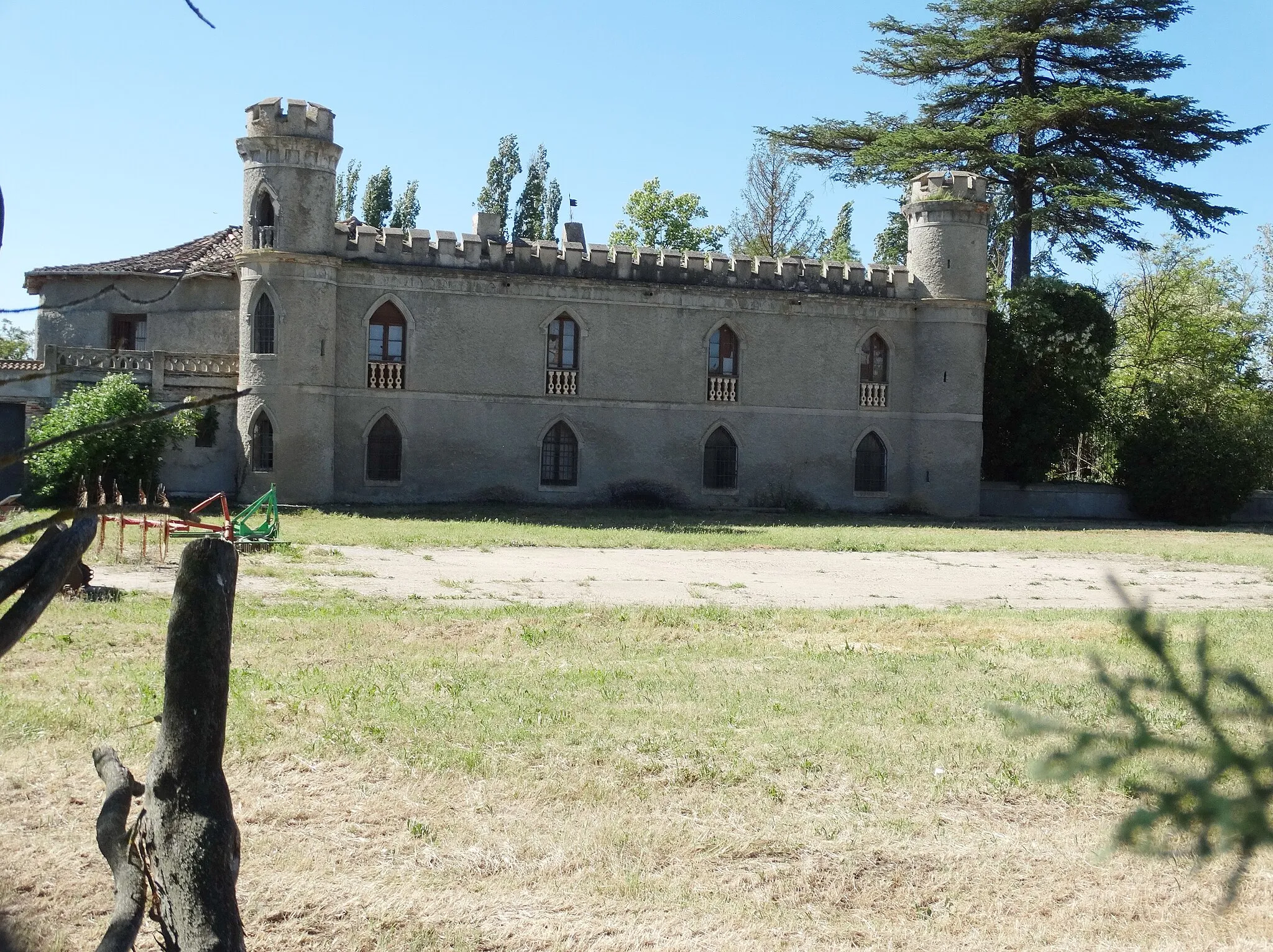 Photo showing: Priorato de Santa María de Duero o de las Mamblas en el término de Tudela de Duero, Valladolid, España. Rodeado por una cerca almenada tipo castillete. Desamortizado en el siglo XIX y reconvertido en granja agrícola.