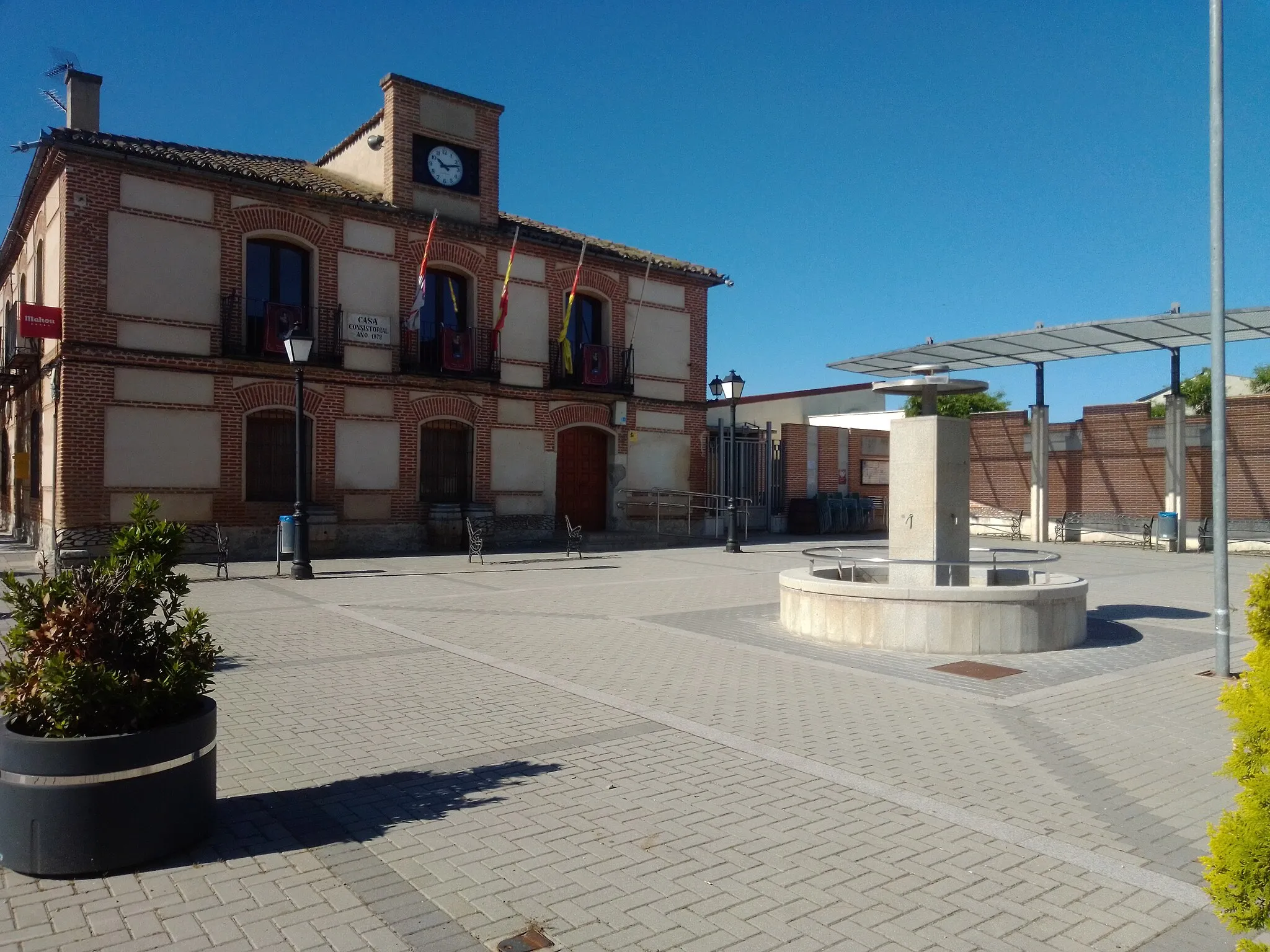 Photo showing: Ruta por uno de los Senderos Homologados de la provincia de Valladolid.

Ayuntamiento y Plaza Mayor