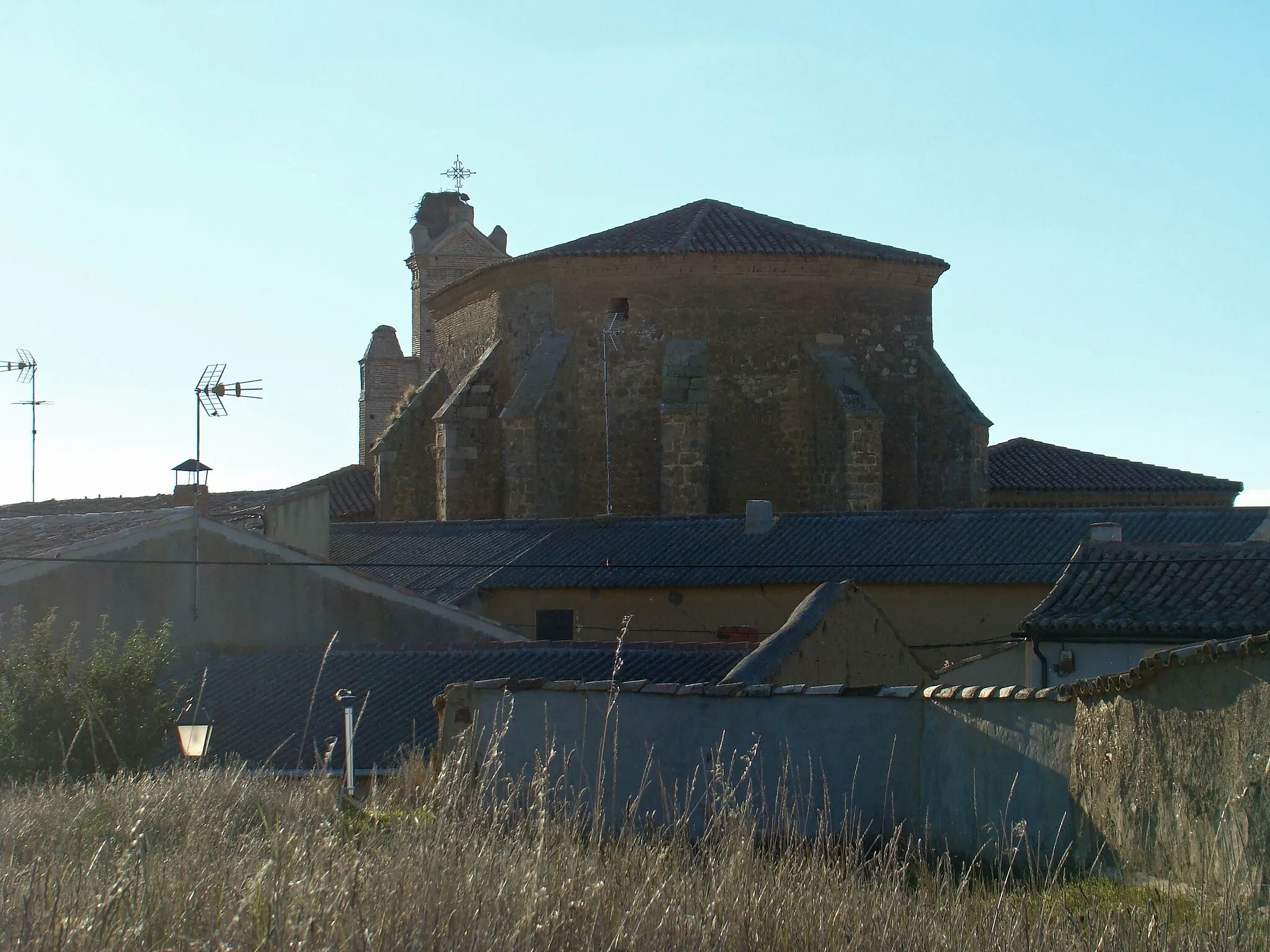 Photo showing: Villacid de Campos en la provincia de Valladolid, España. Iglesia parroquial de Santa María la Nueva, gótica del siglo XVI, construida en ladrillo a excepción de su cabecera que es de piedra de sillería.