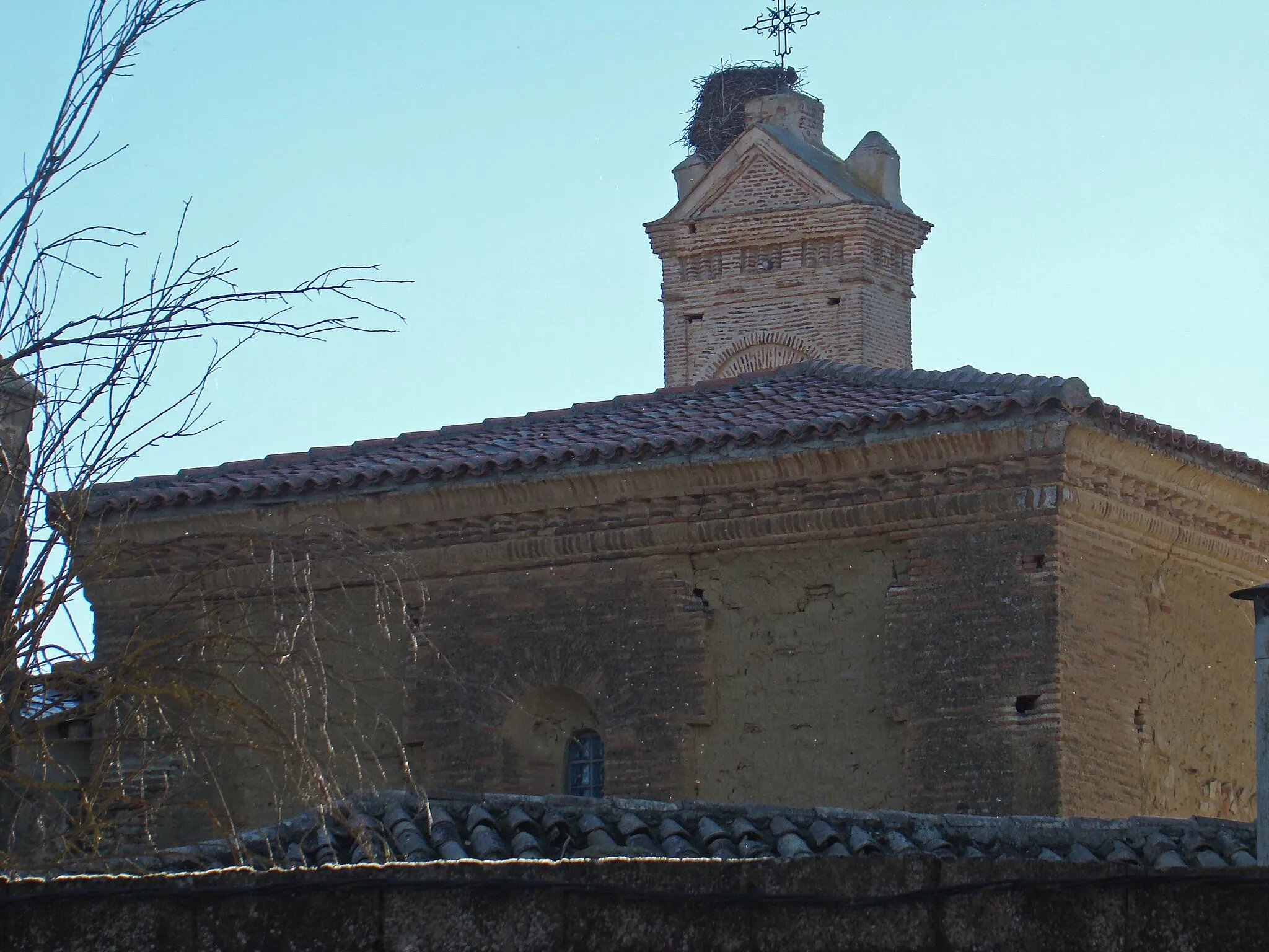 Photo showing: Villacid de Campos en la provincia de Valladolid, España. Iglesia parroquial de Santa María la Nueva, gótica del siglo XVI, construida en ladrillo a excepción de su cabecera que es de piedra de sillería.