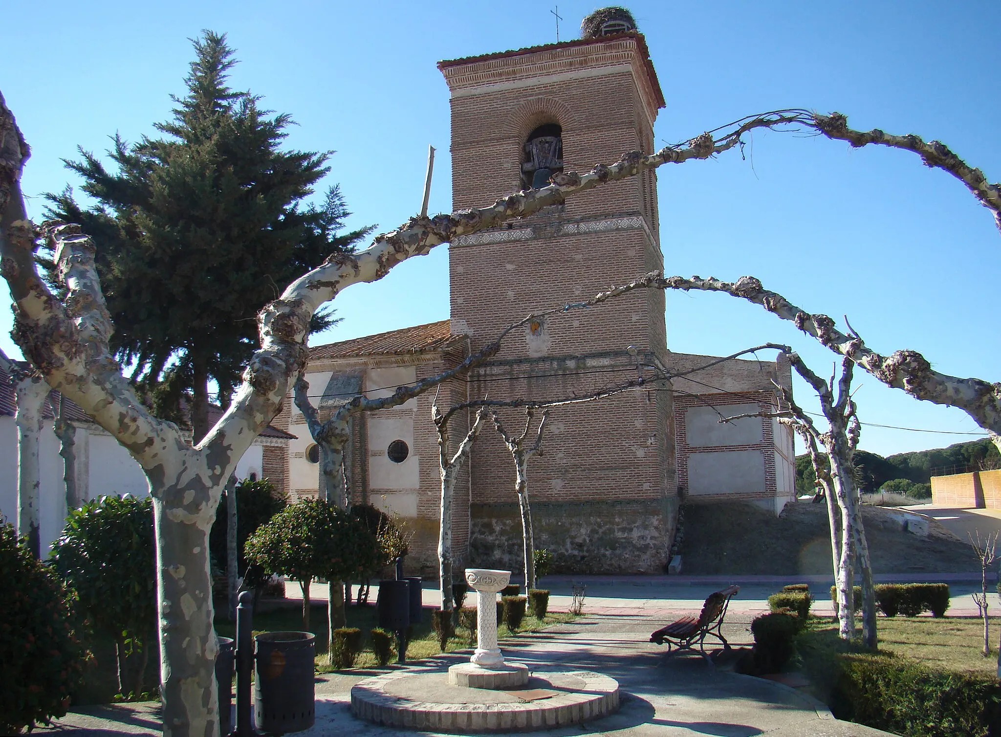 Photo showing: Moraleja de las Panaderas en la provincia de Valladolid, España. Fuente pública instalada frente a la iglesia de San Boal en 1981.