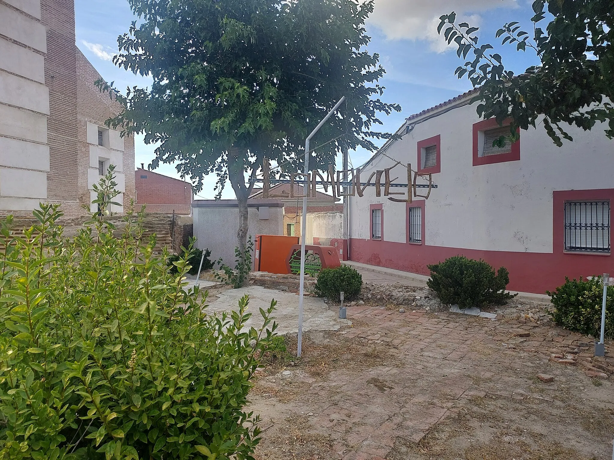 Photo showing: Pequeña escultura de madera en la localidad vallisoletana de Lomoviejo.