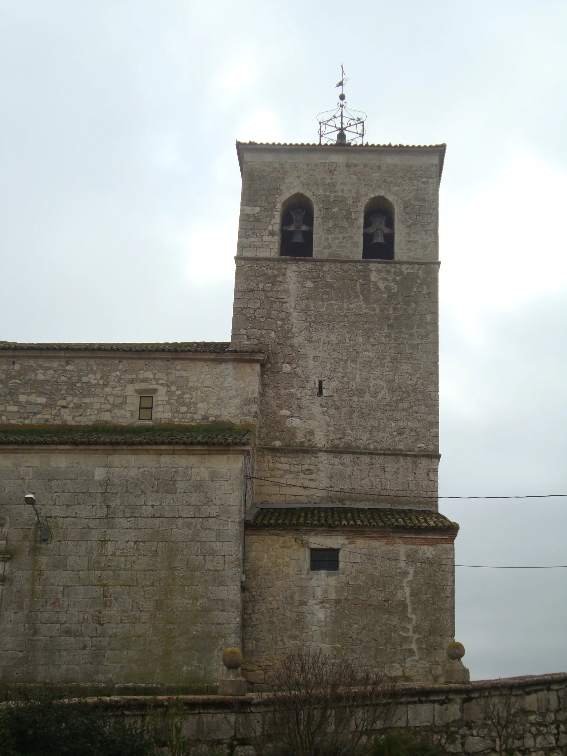 Photo showing: Torre de la iglesia parroquial de San Millán, en lo alto de la localidad de Velliza (Valladolid).