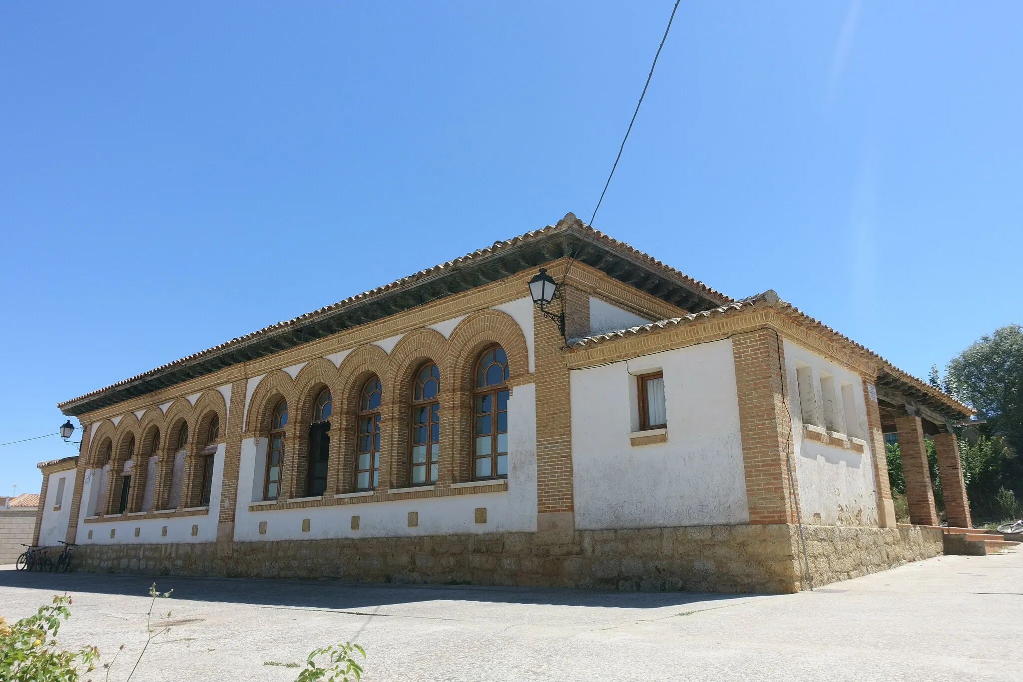 Photo showing: Antiguas escuelas de Vega de Ruiponce (Valladolid, España).