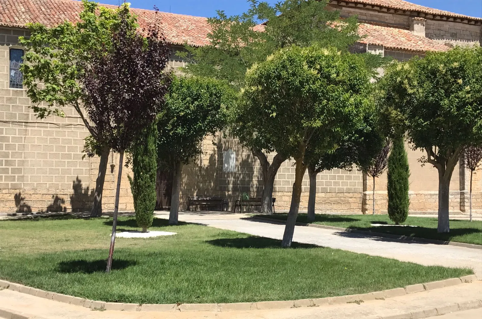 Photo showing: Zona ajardinada delante de la Iglesia San Miguel Arcángel