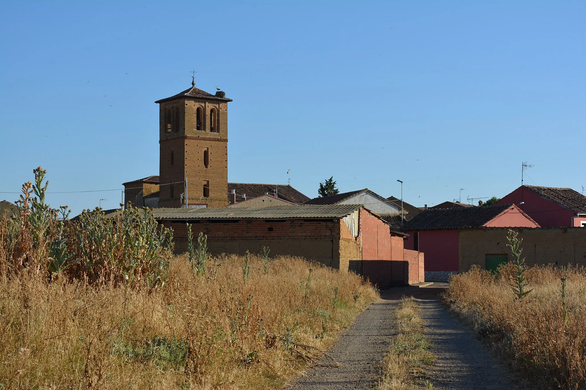 Photo showing: Vista del campo, casas y la torre del campanario de la iglesia de San Juan en Melgar de Abajo, Valladolid, España.