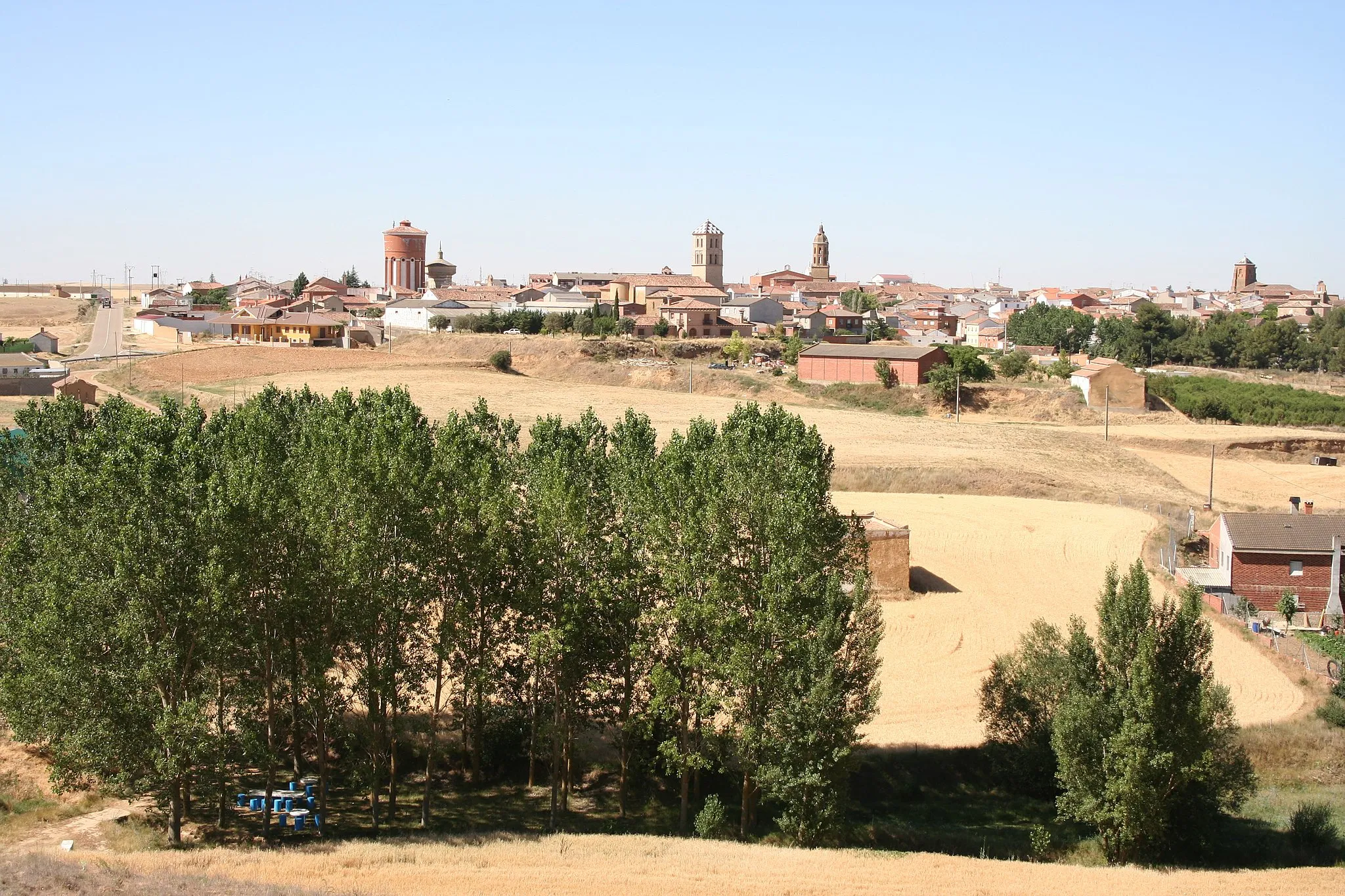 Photo showing: Vista general del pueblo desde el teso Miravete